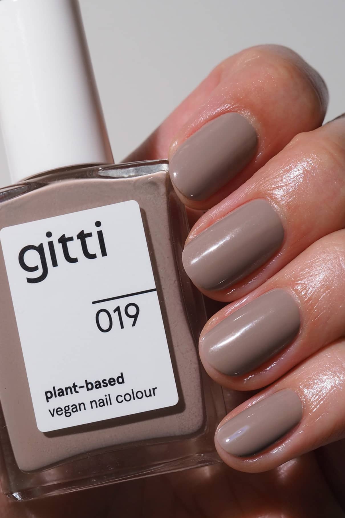 gitti-no-019-plant-based-nagellack-sanftes-mauve-beige image 2