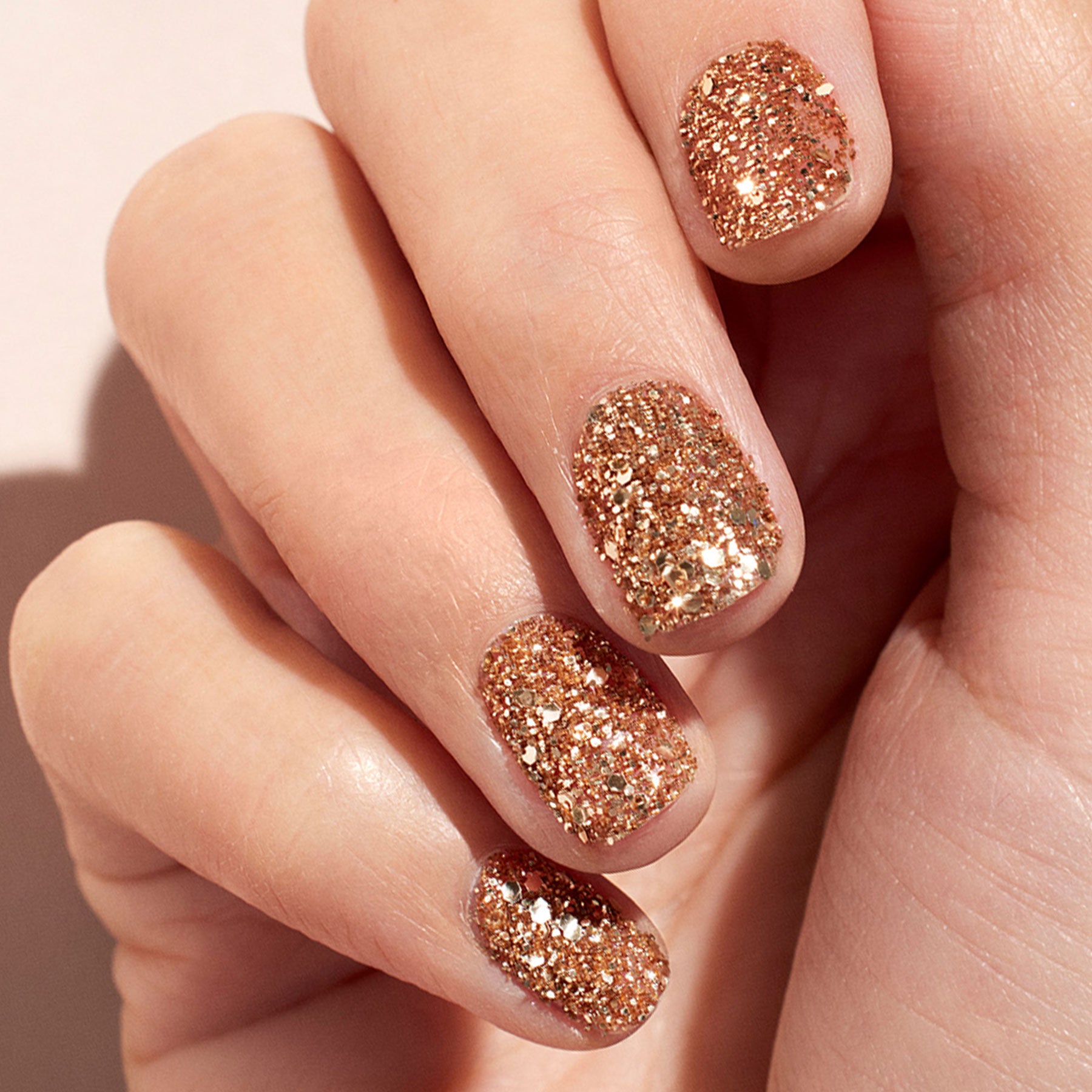 manucurist-duo-rose-gold-pailletten-effektpuder-glazed-green-nagel-set image 3