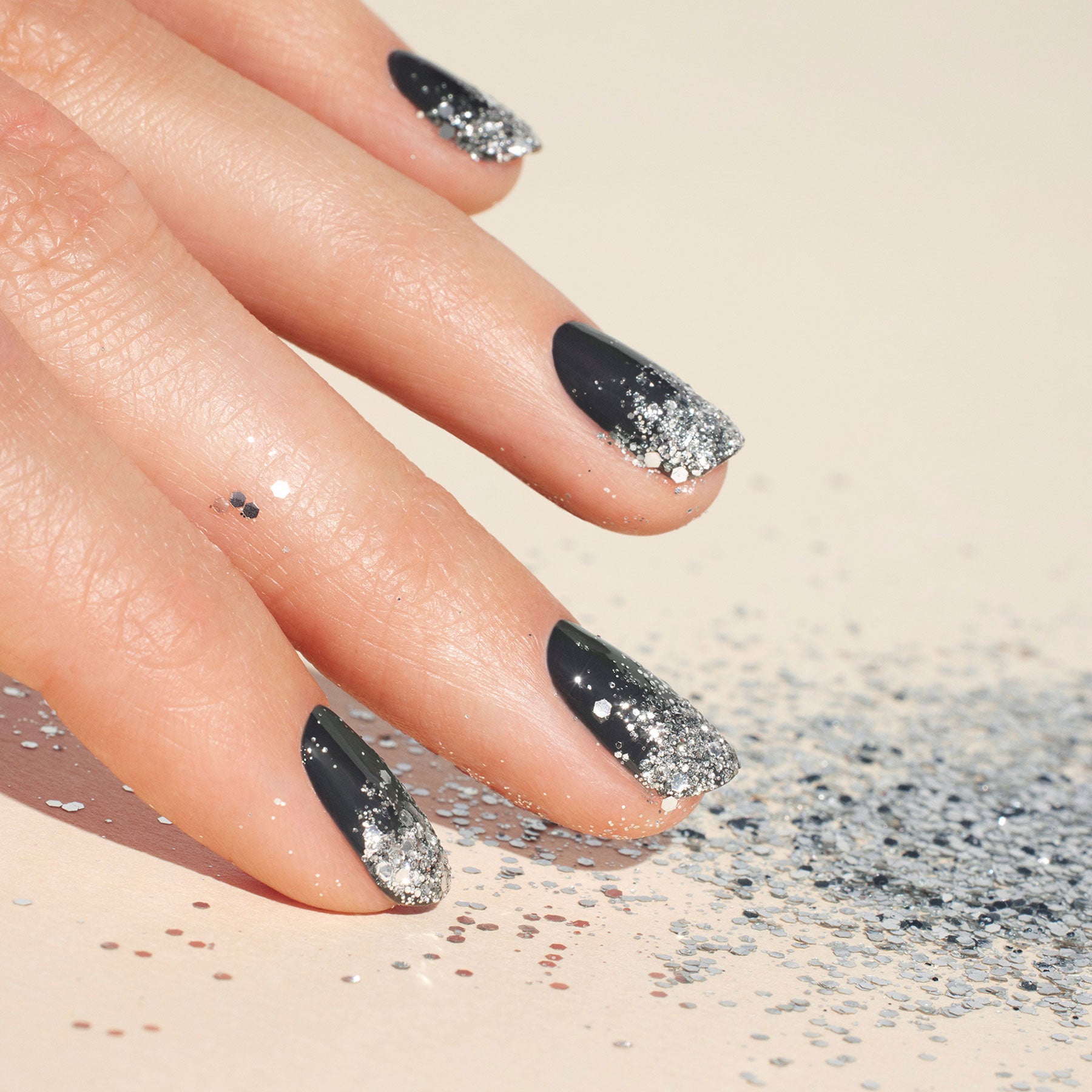 manucurist-silver-pailletten-biologisch-abbaubarer-nail-art-glitzer image 3