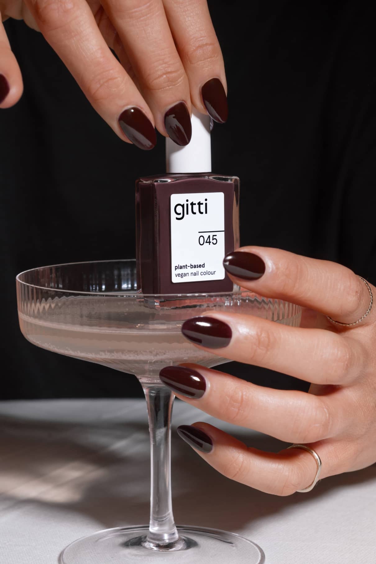 gitti-no-045-plant-based-nagellack-tiefes-dunkles-schokoladenbraun image 7