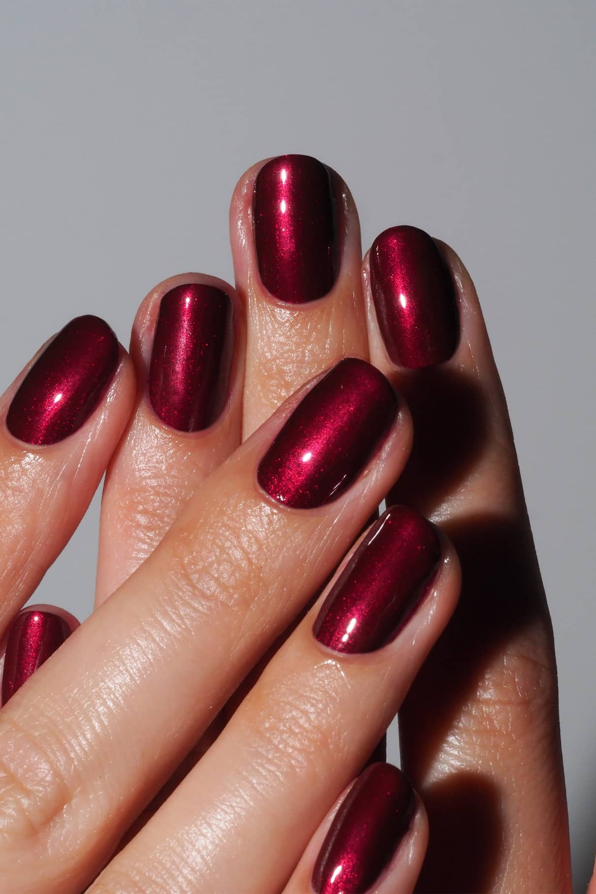 gitti-no-216-pflanzenbasierter-nagellack-tiefes-rot-mit-schimmer image 2