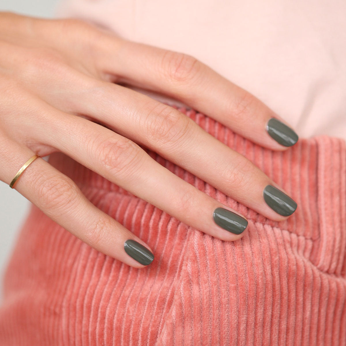 manucurist-green-nagellack-khaki image 3