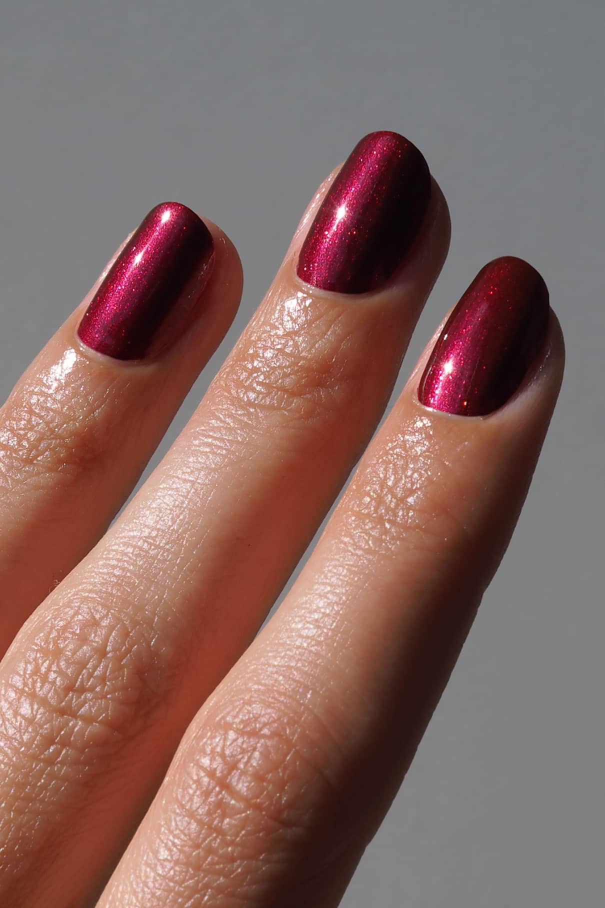 gitti-no-212-plant-based-nagellack-beeriges-rot-metallic image 5