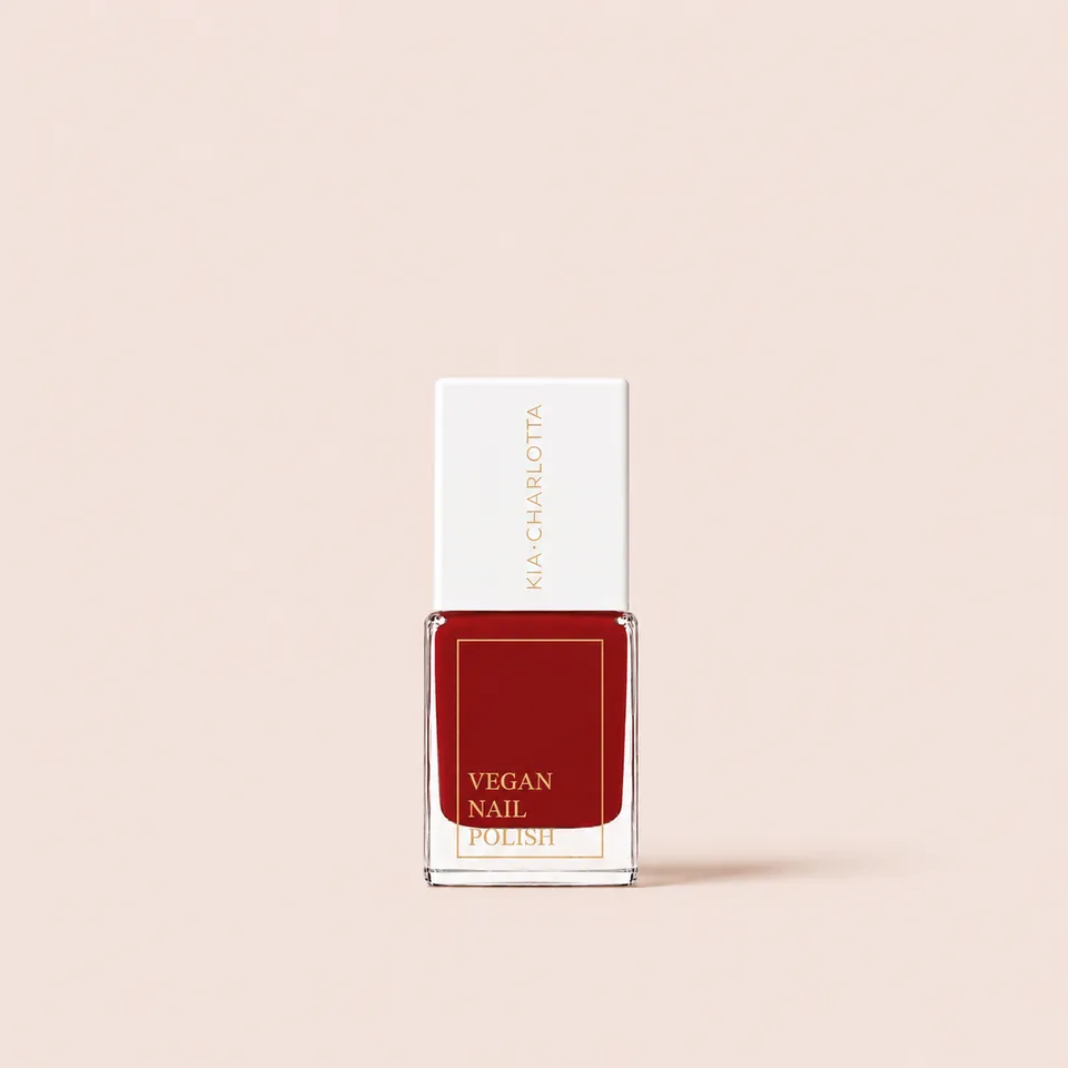 kia-charlotta-fearless-veganer-nagellack-tiefes-rot image 1