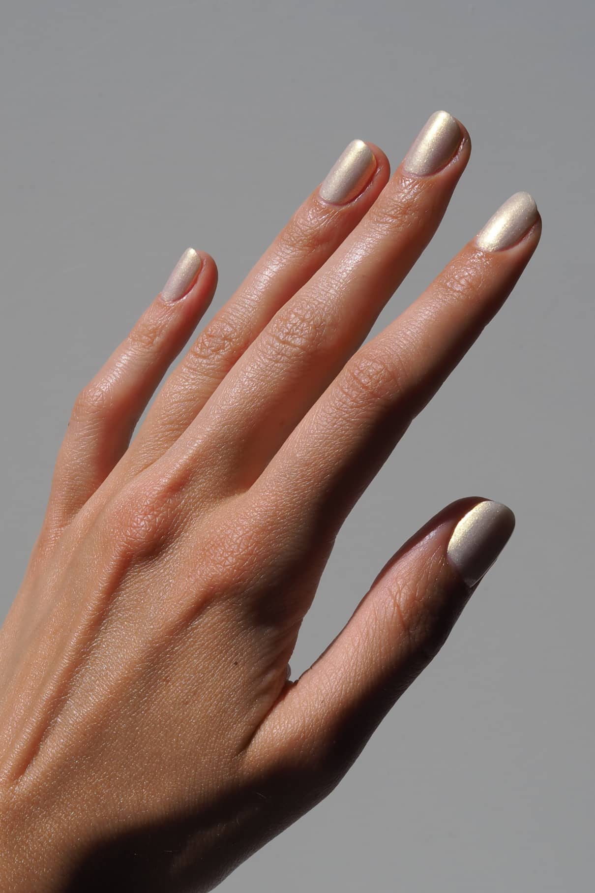 gitti-no-207-nagellack-wei-mit-gold-bl-ulichem-iris-schimmer image 3