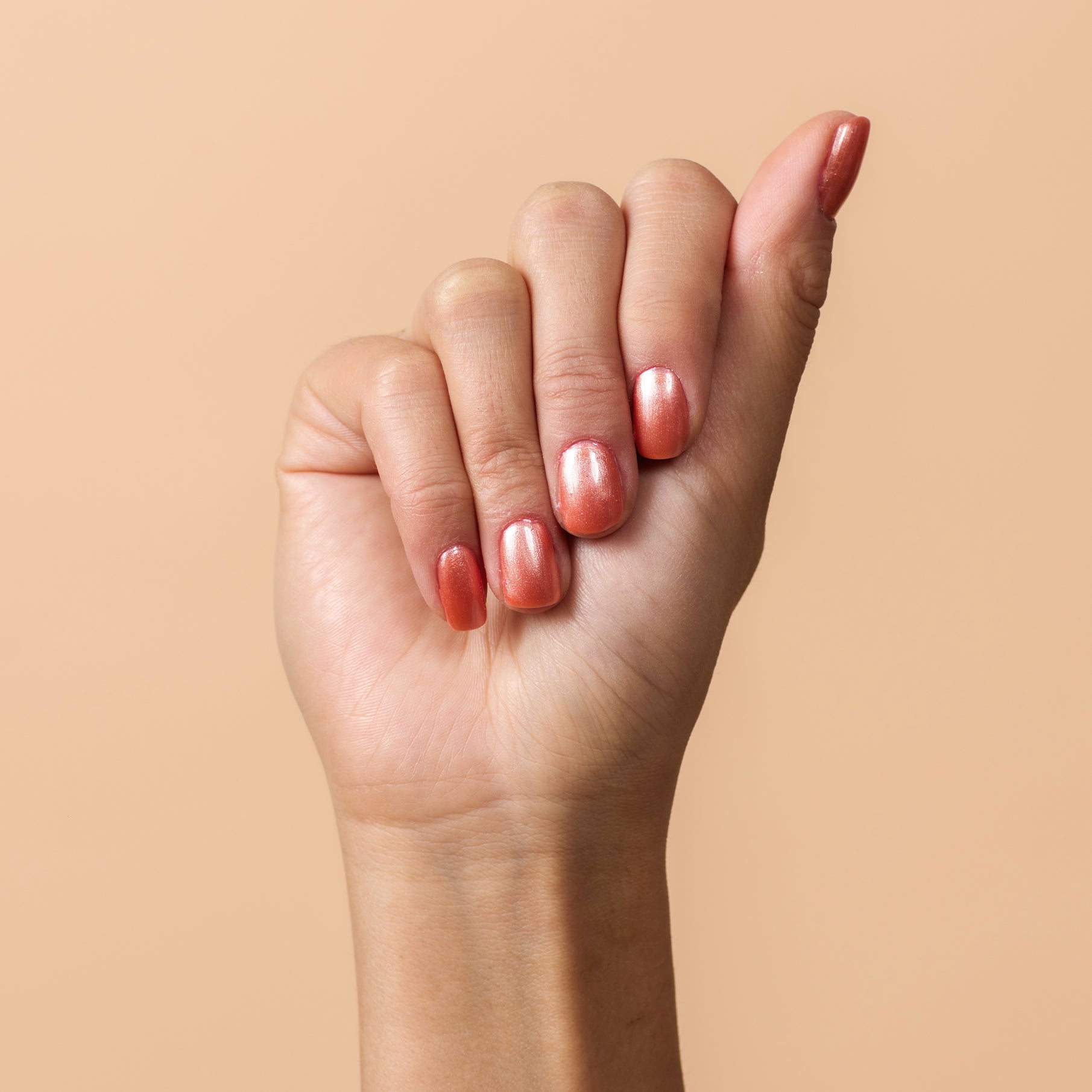 kia-charlotta-warm-words-veganer-nagellack-orange-schimmer image 2
