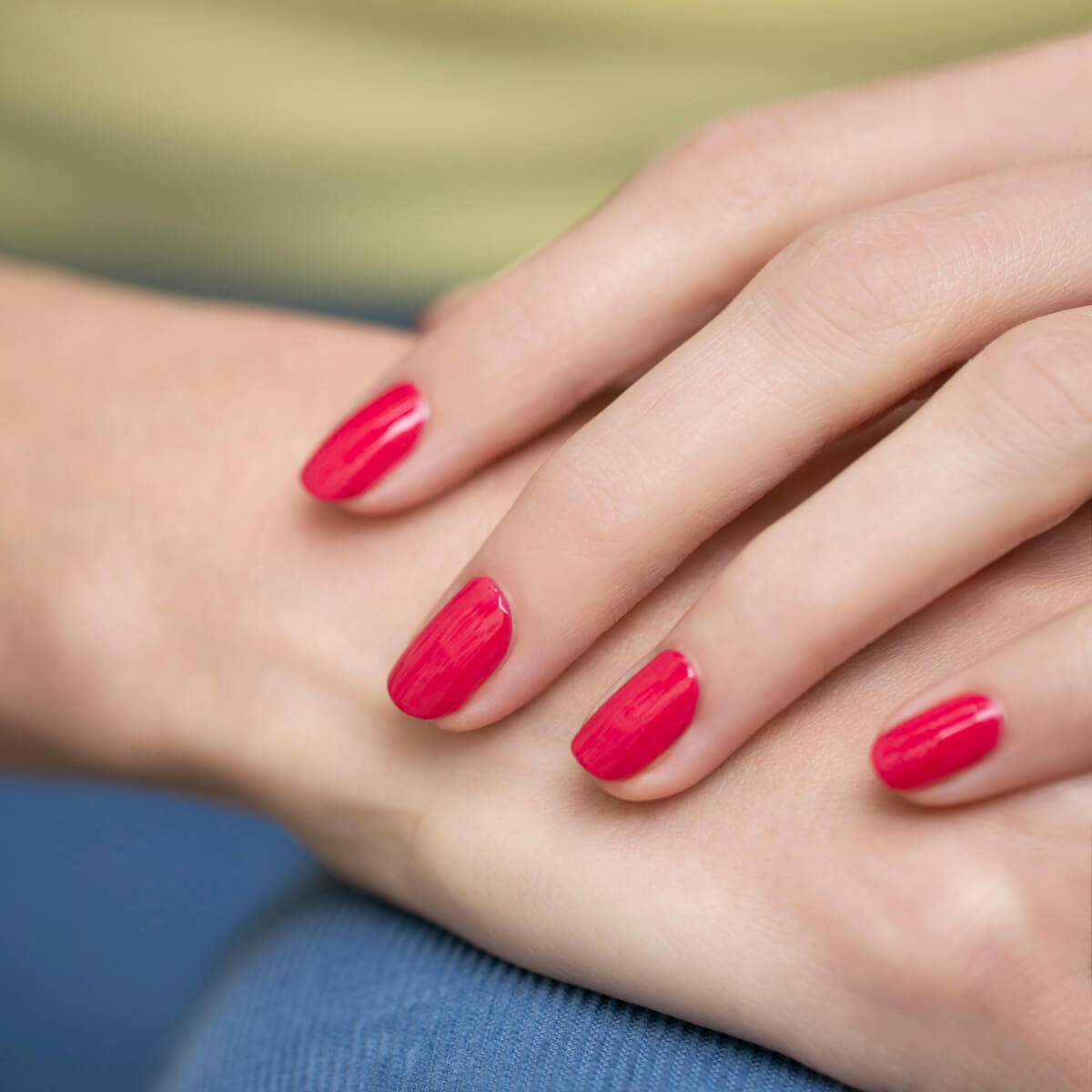 manucurist-green-flash-pfingstrose-hybrid-nagellack-in-himbeerrosa image 2