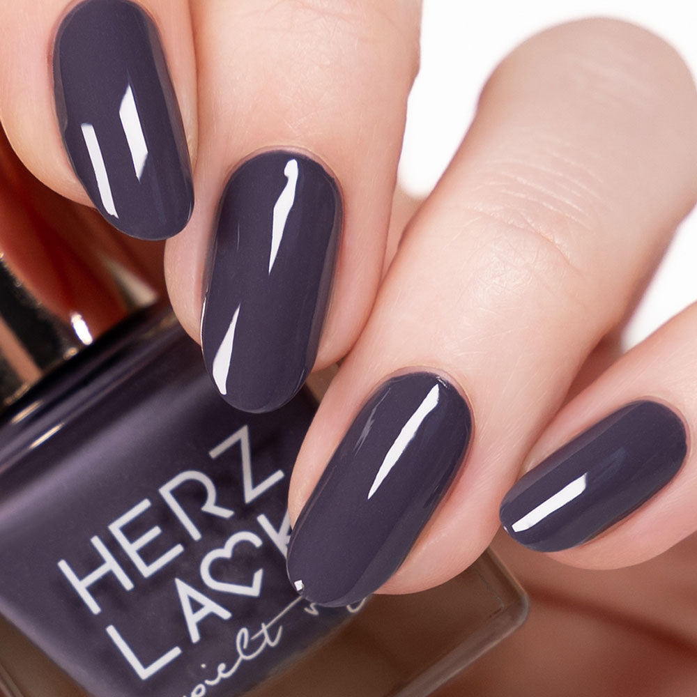 herzlack-traubengrau-one-coater-veganer-nagellack-dunkles-k-hles-lila-grau-hochd image 3