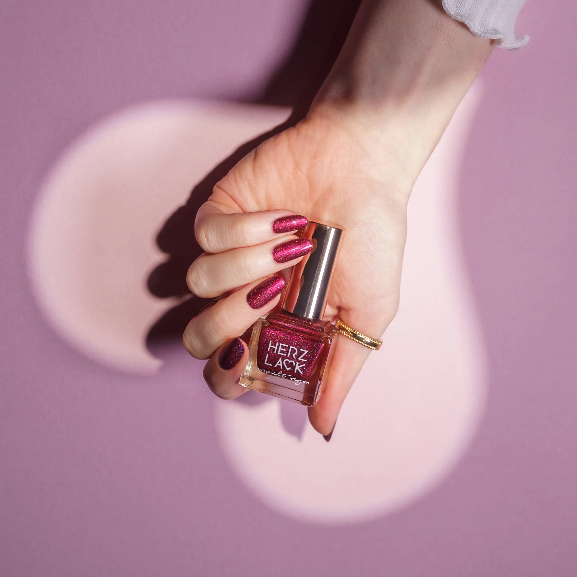 herzlack-merci-veganer-nagellack-dunkelrot-holo-schimmer-11-ml image 6