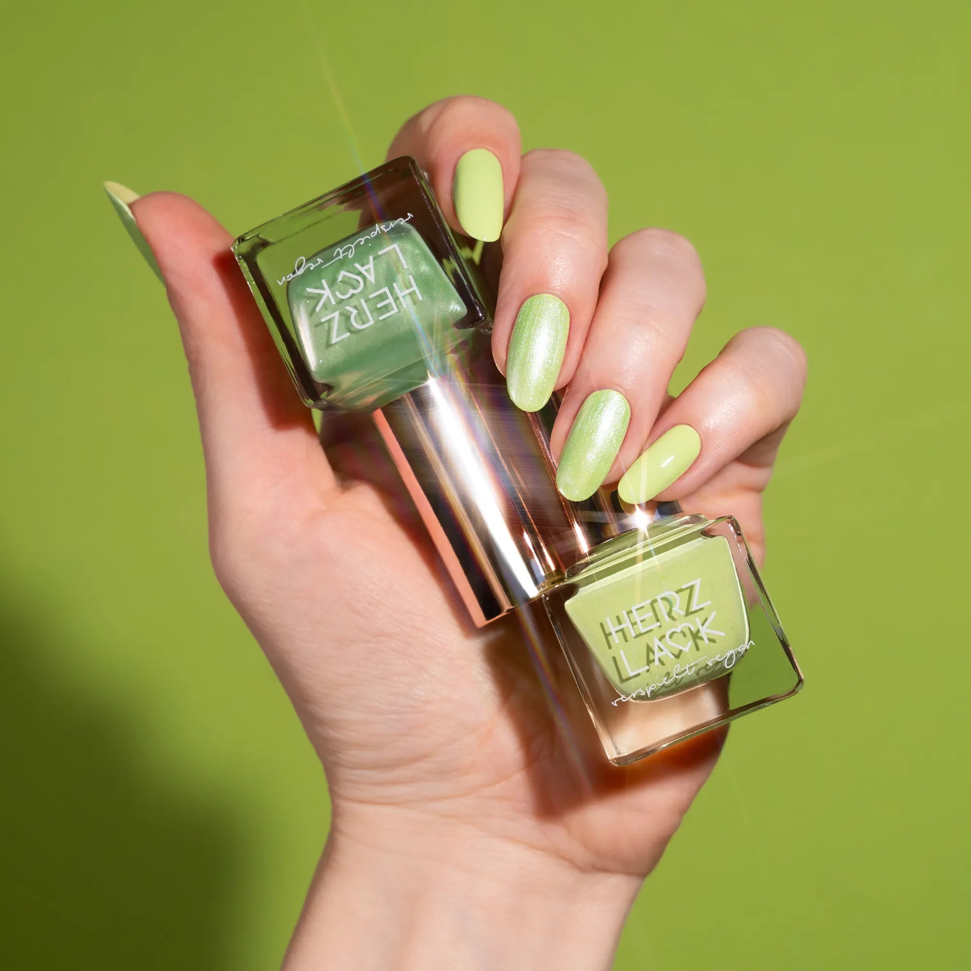 herzlack-matcha-magic-duo-veganes-nagellack-set-one-coater-duochrome-topper image 2