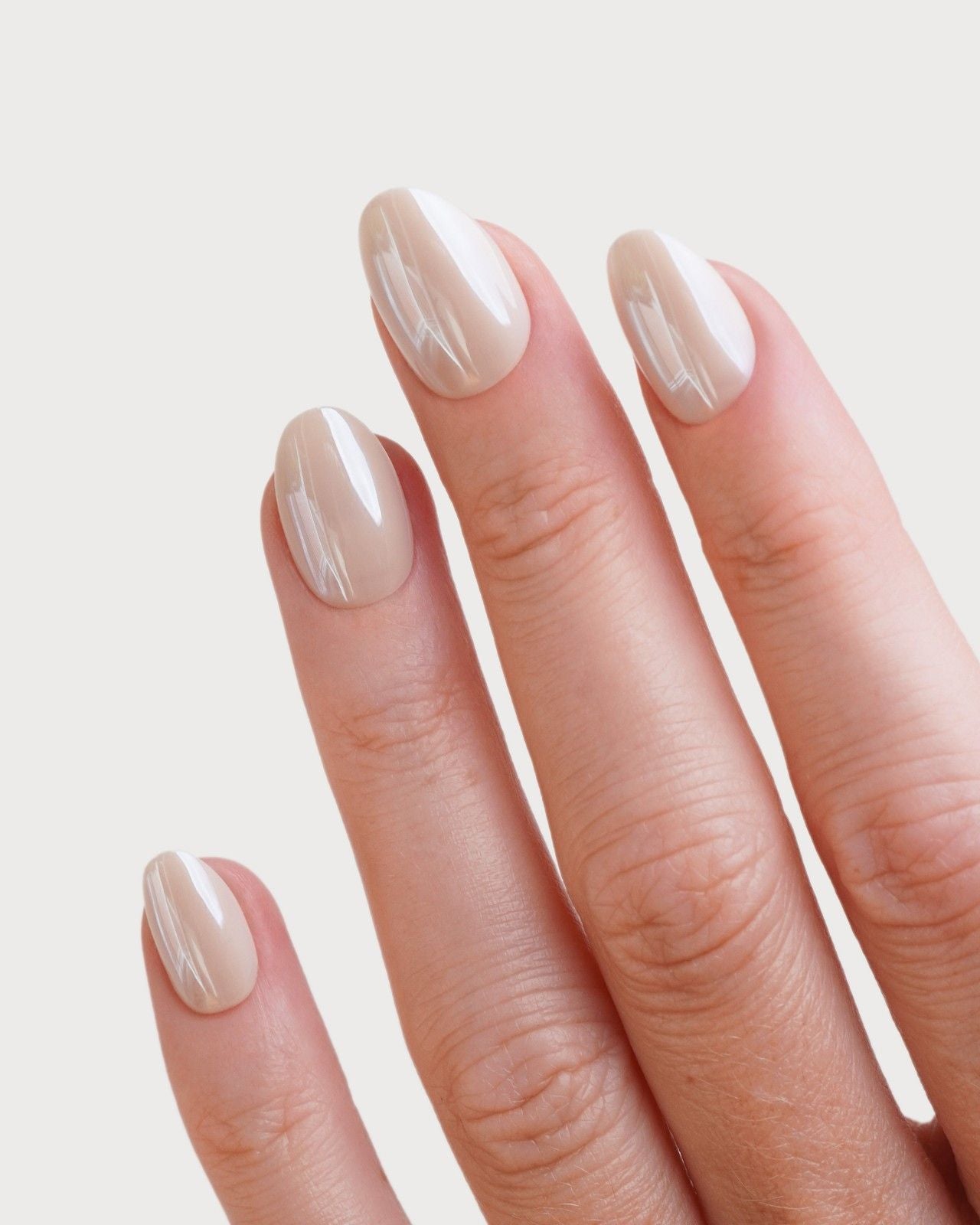 doonails-toffee-short-round-soft-gel-press-ons-karamell-nude-mit-chrome-schimmer image 2