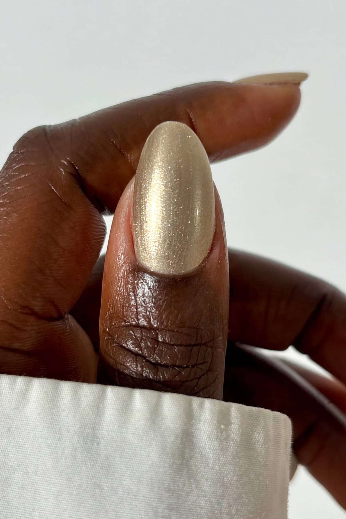 gitti-no-217-plant-based-nagellack-warmes-gold-glitzer image 4
