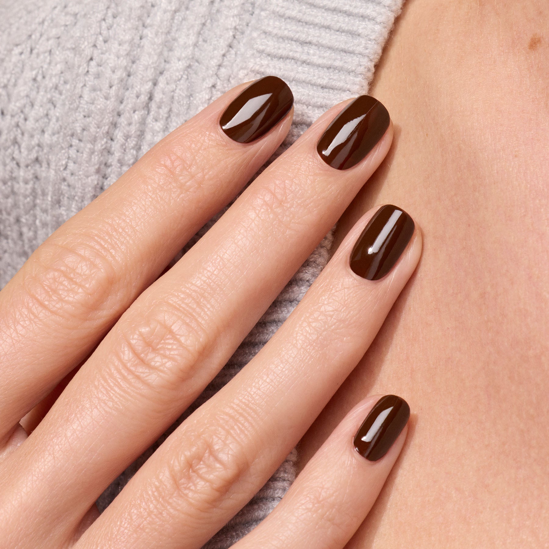 manucurist-green-flash-clove-semi-permanenter-nagellack-schokobraun image 2