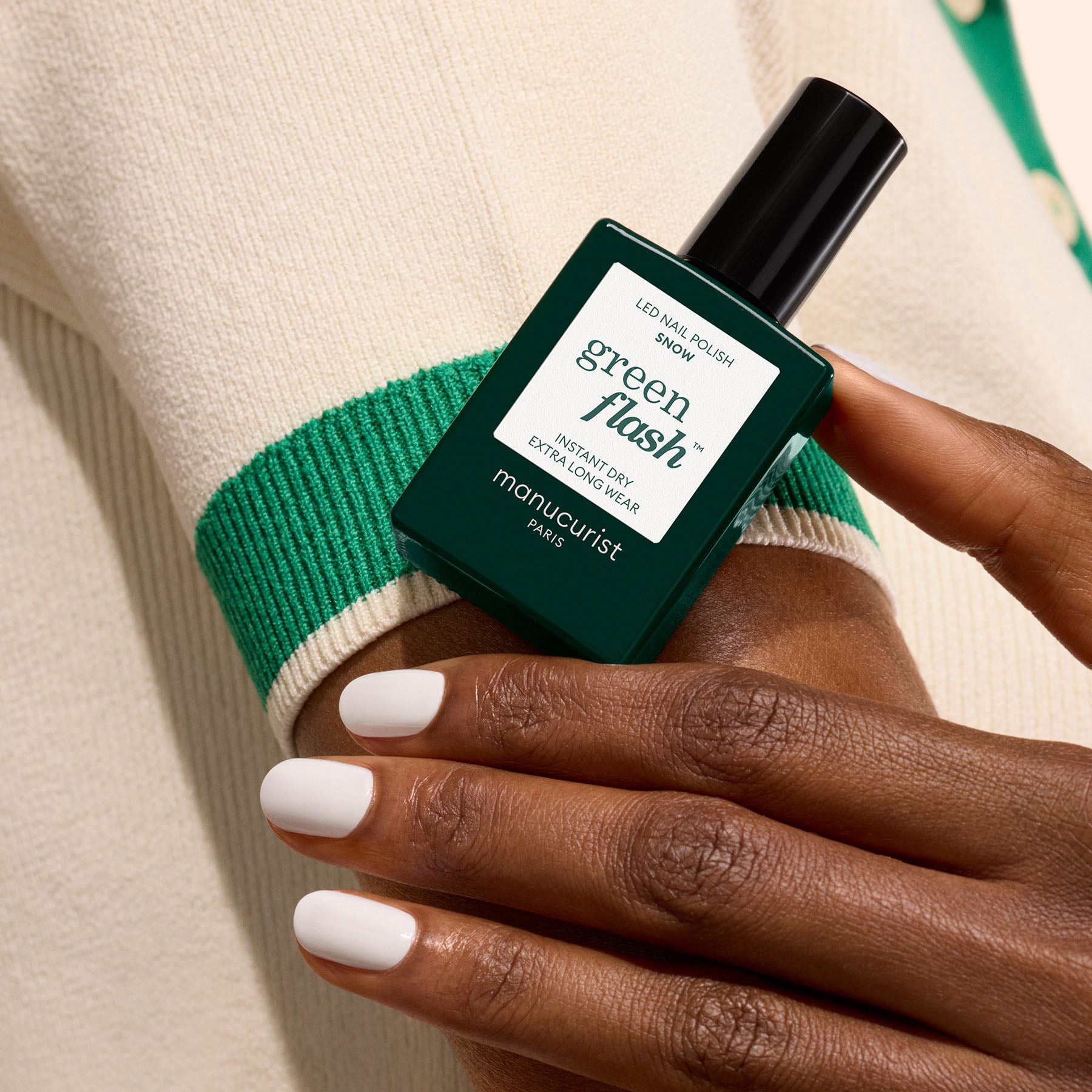 manucurist-snow-green-flash-semi-permanenter-nagellack-wei image 4