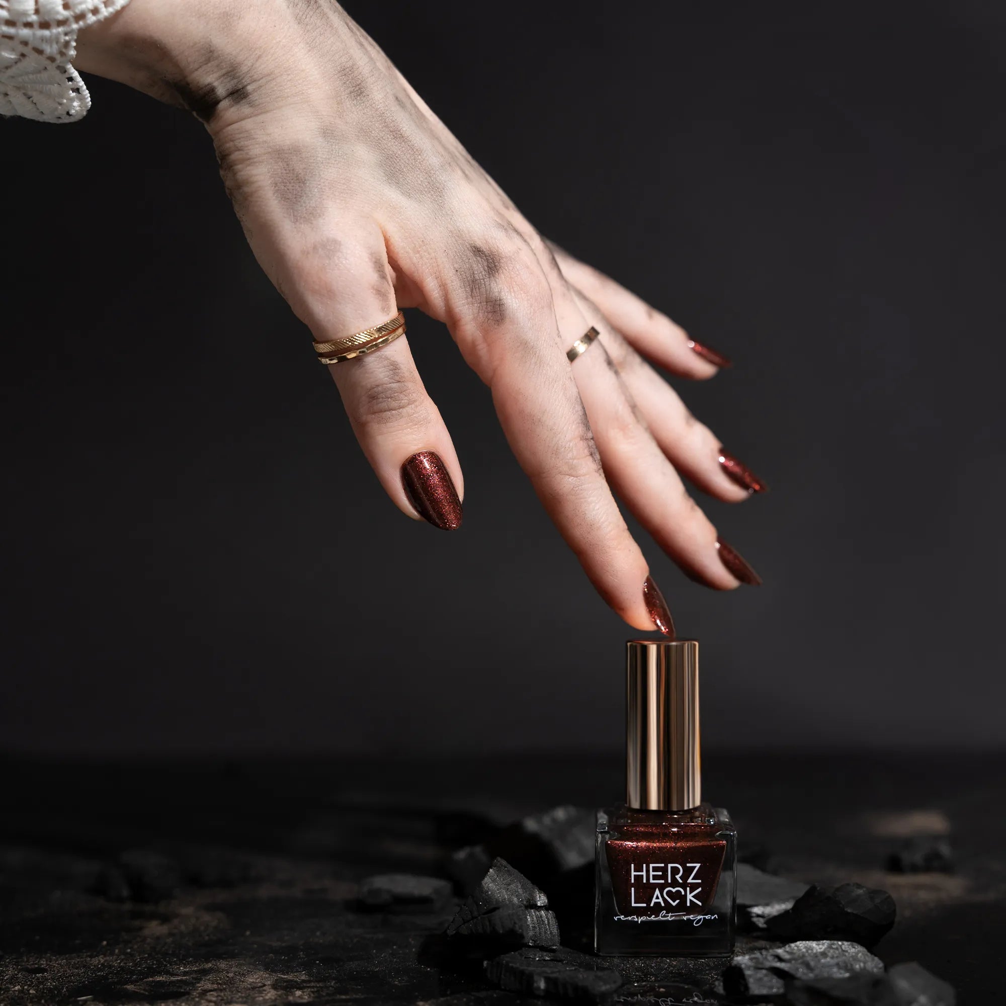 herzlack-hades-veganer-nagellack-dunkelbraun-flakies-schimmer-11ml image 8