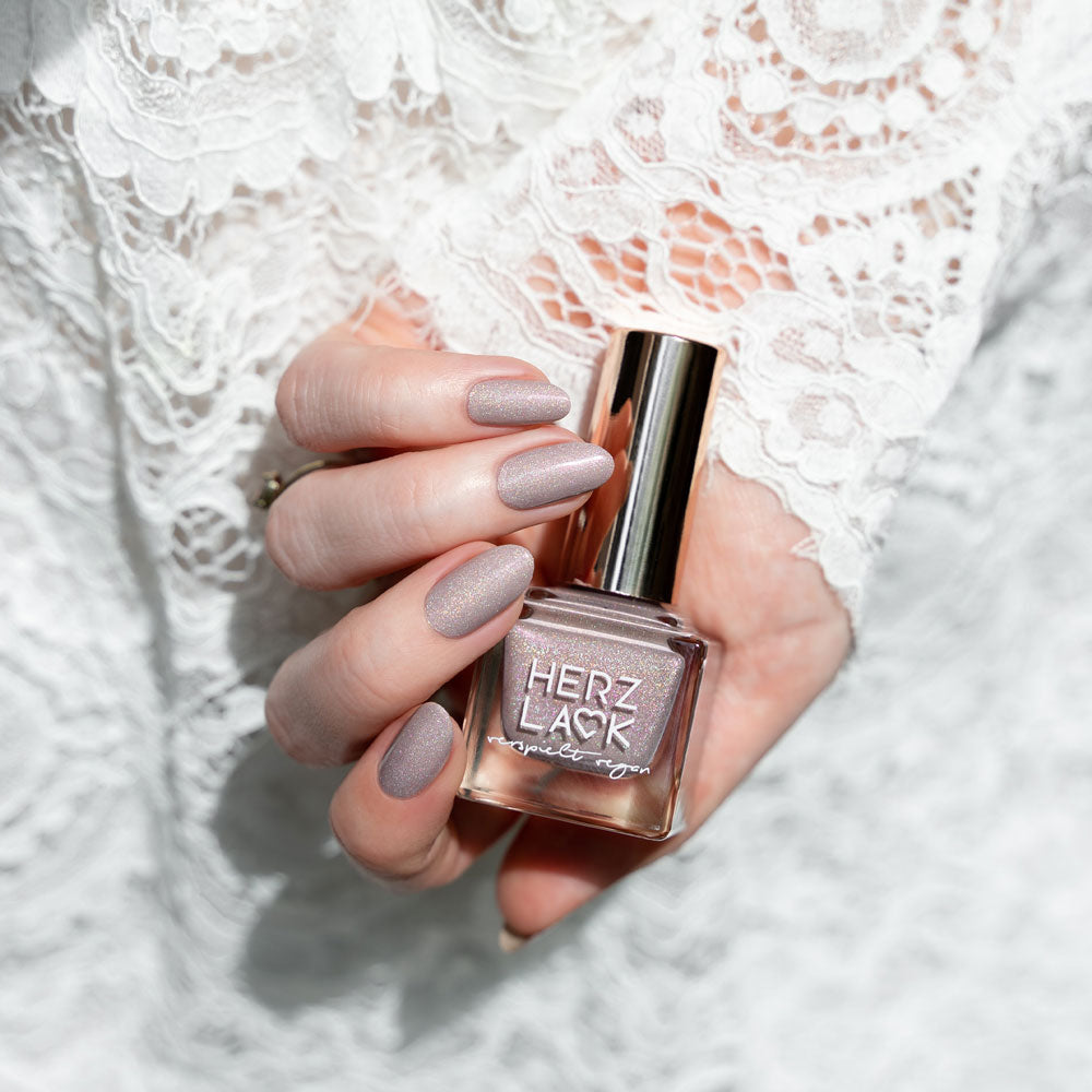 herzlack-z-rtlichkeit-veganer-nagellack-nude-holo-schimmer-11ml image 6
