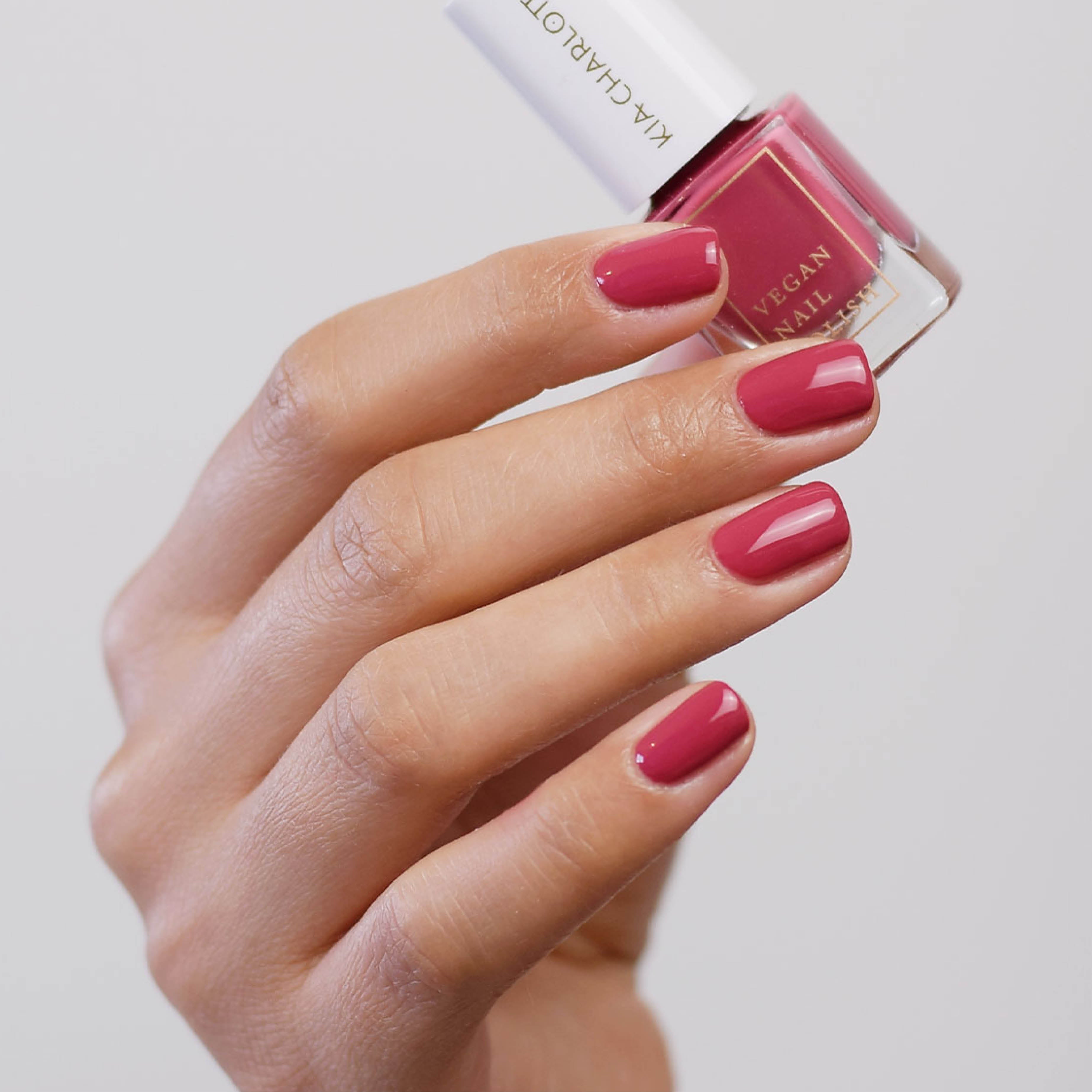 kia-charlotta-confident-veganer-nagellack-himbeer-pink-2 image 3