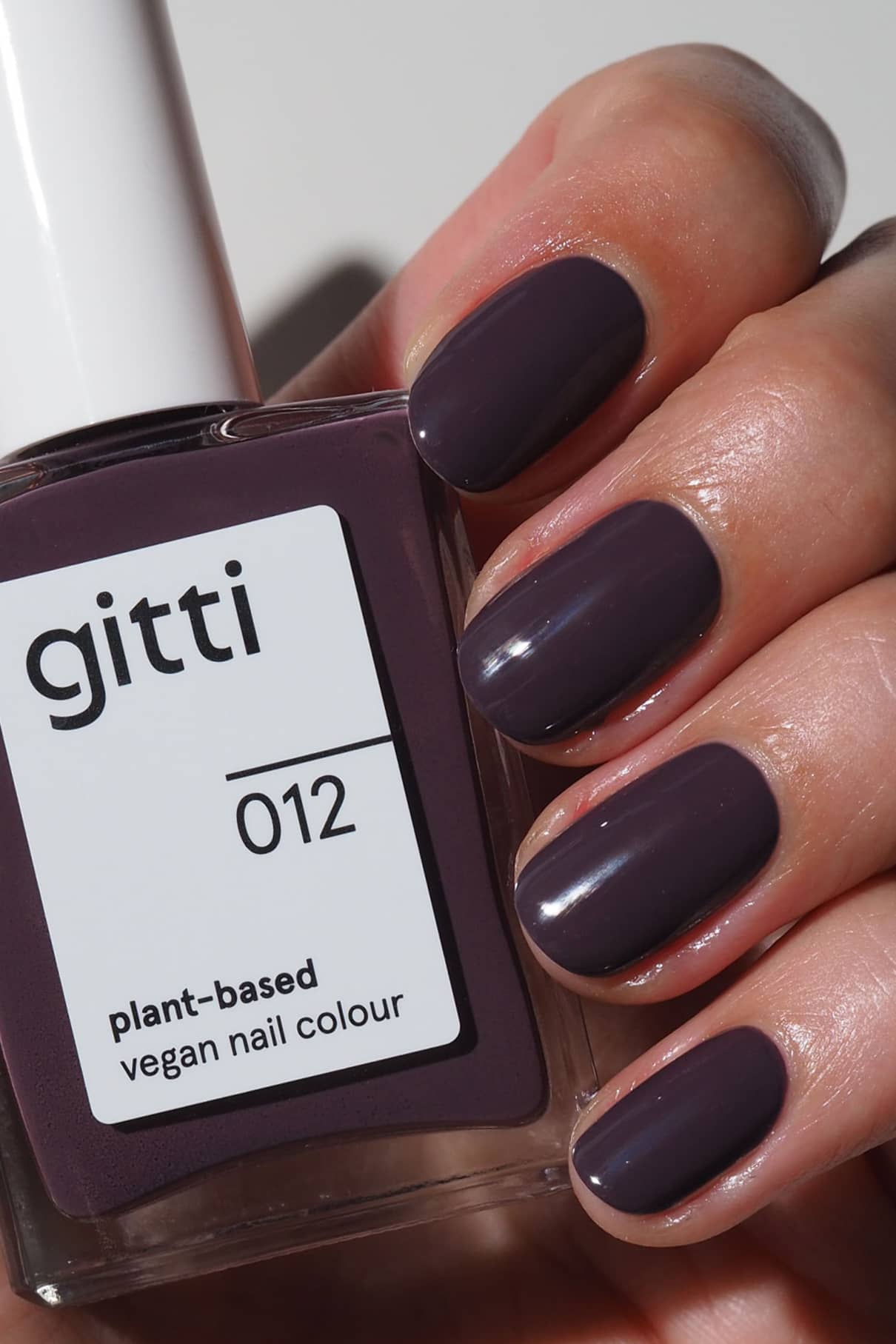 gitti-plant-based-nagellack-no-012-tiefes-dunkles-lila image 2