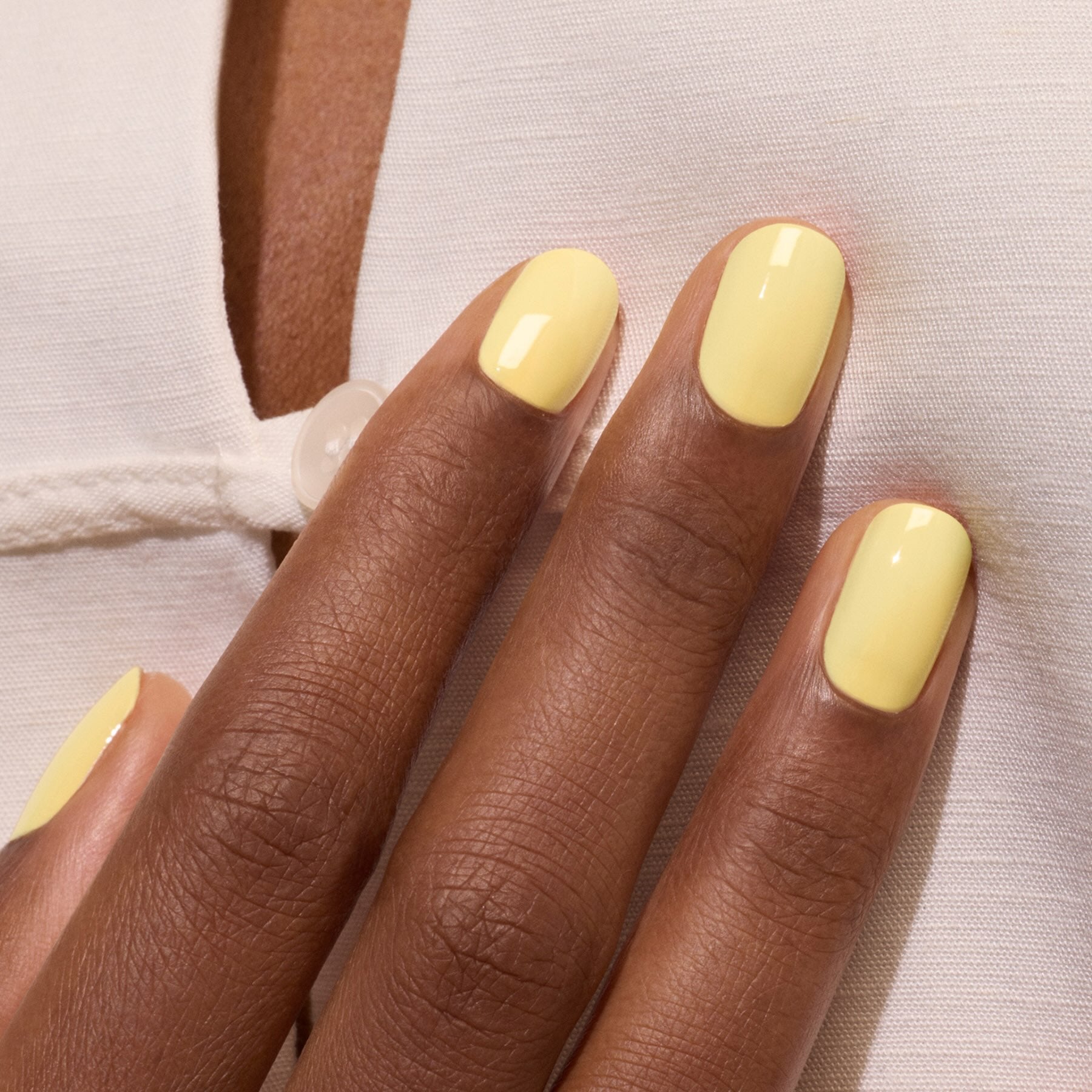 manucurist-green-flash-mimosa-semi-permanenter-nagellack-pastellgelb image 2