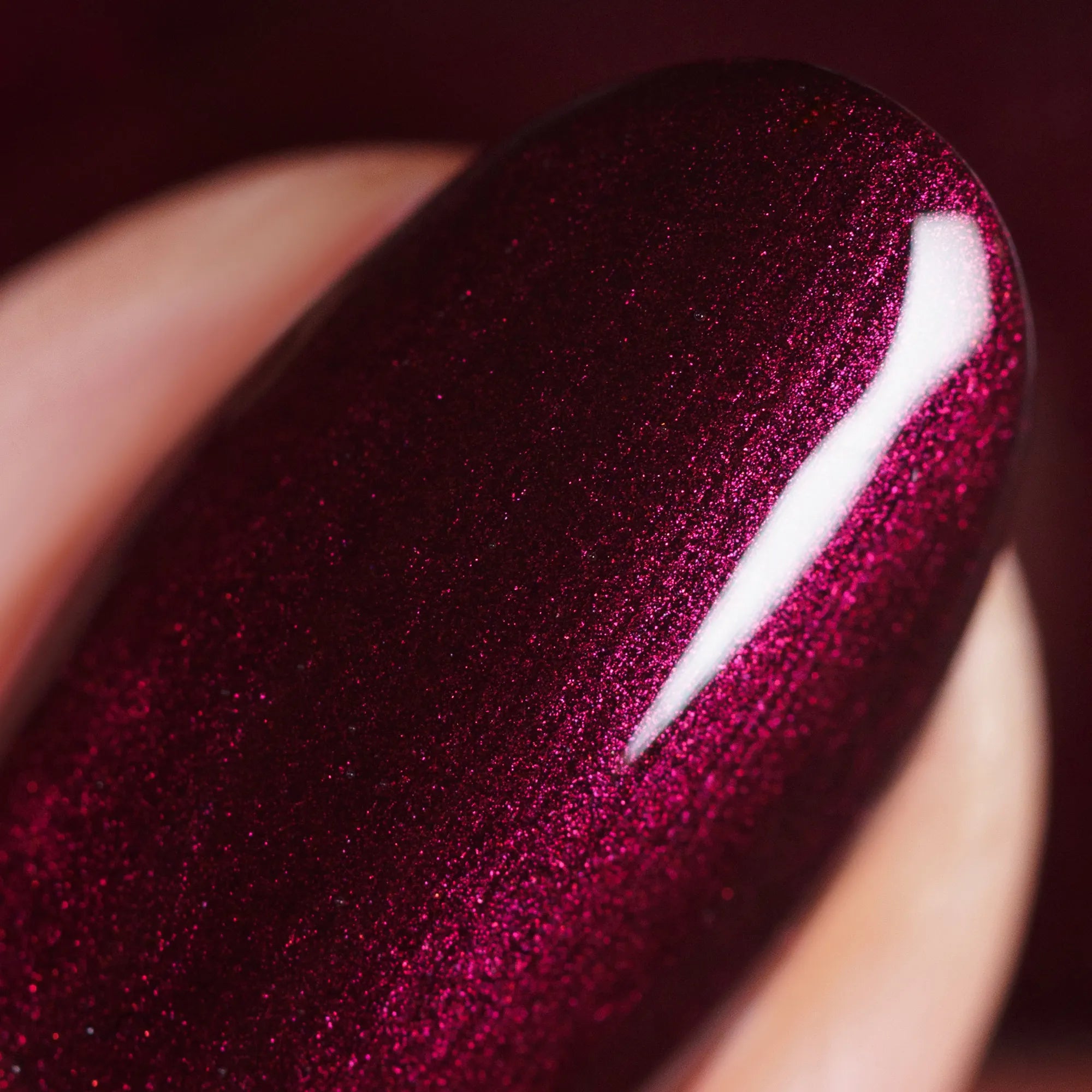 herzlack-ch-ri-noir-veganer-nagellack-dunkles-bordeaux-rot-mit-beerenschimmer-11 image 4