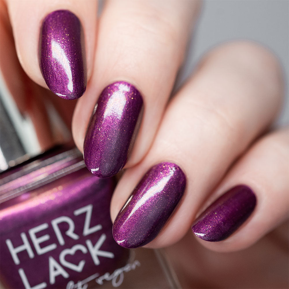 herzlack-wildkirsche-veganer-nagellack-11ml-beere-schimmer image 3