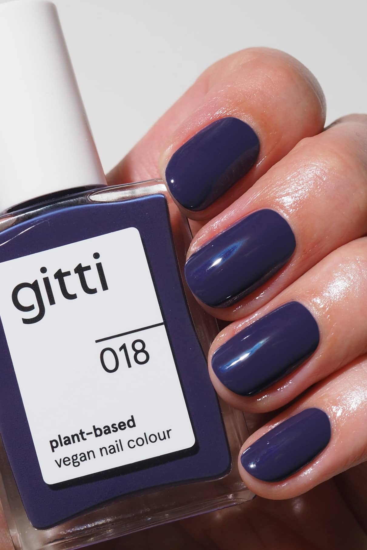 gitti-no-018-plant-based-nagellack-tiefblau-violett image 2