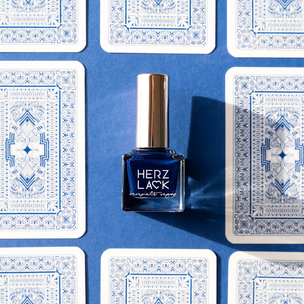 herzlack-royal-blau-veganer-nagellack-viva-las-vegas-schimmer image 7