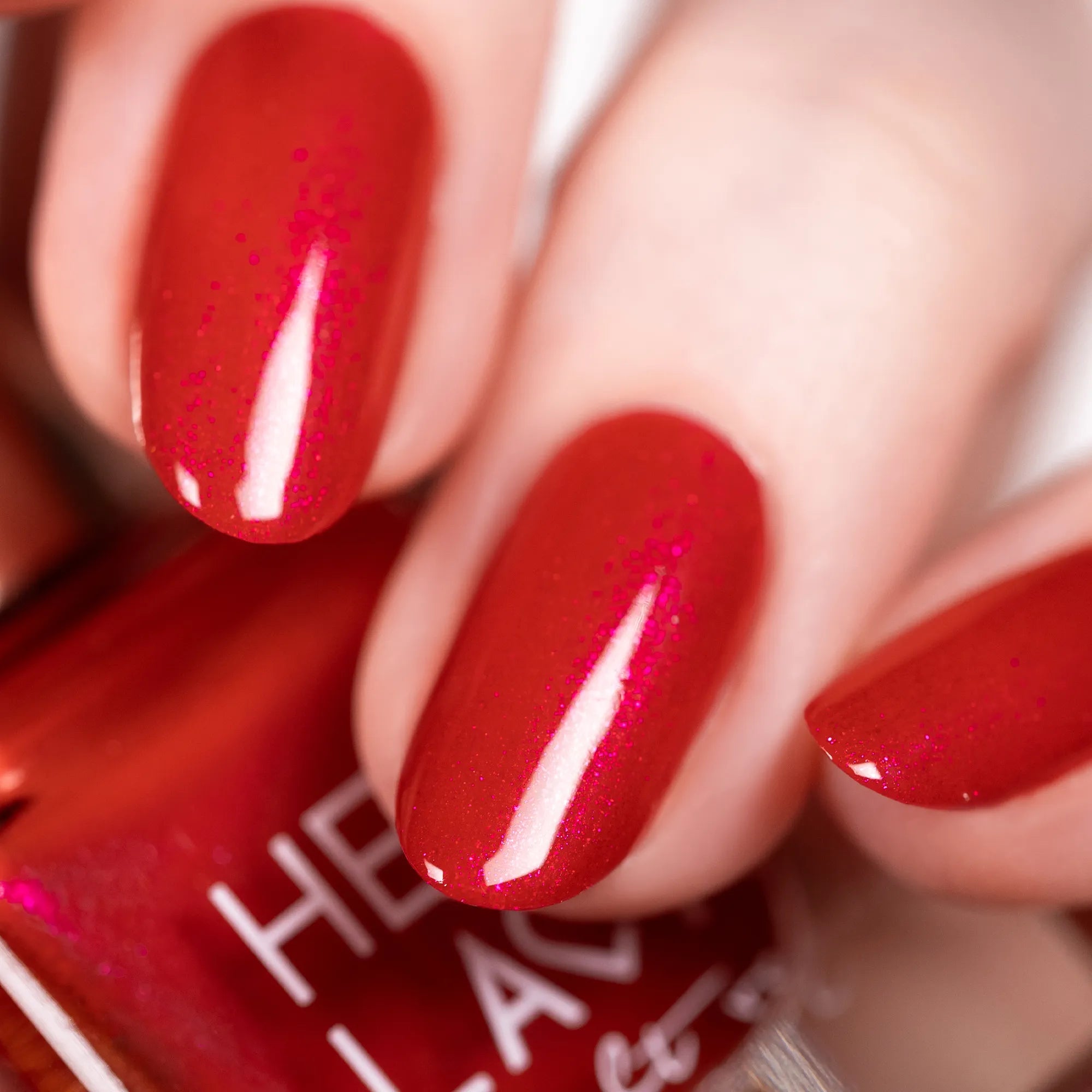 herzlack-rosenrot-veganer-nagellack-rot-mit-rot-pink-schimmer-11ml image 3