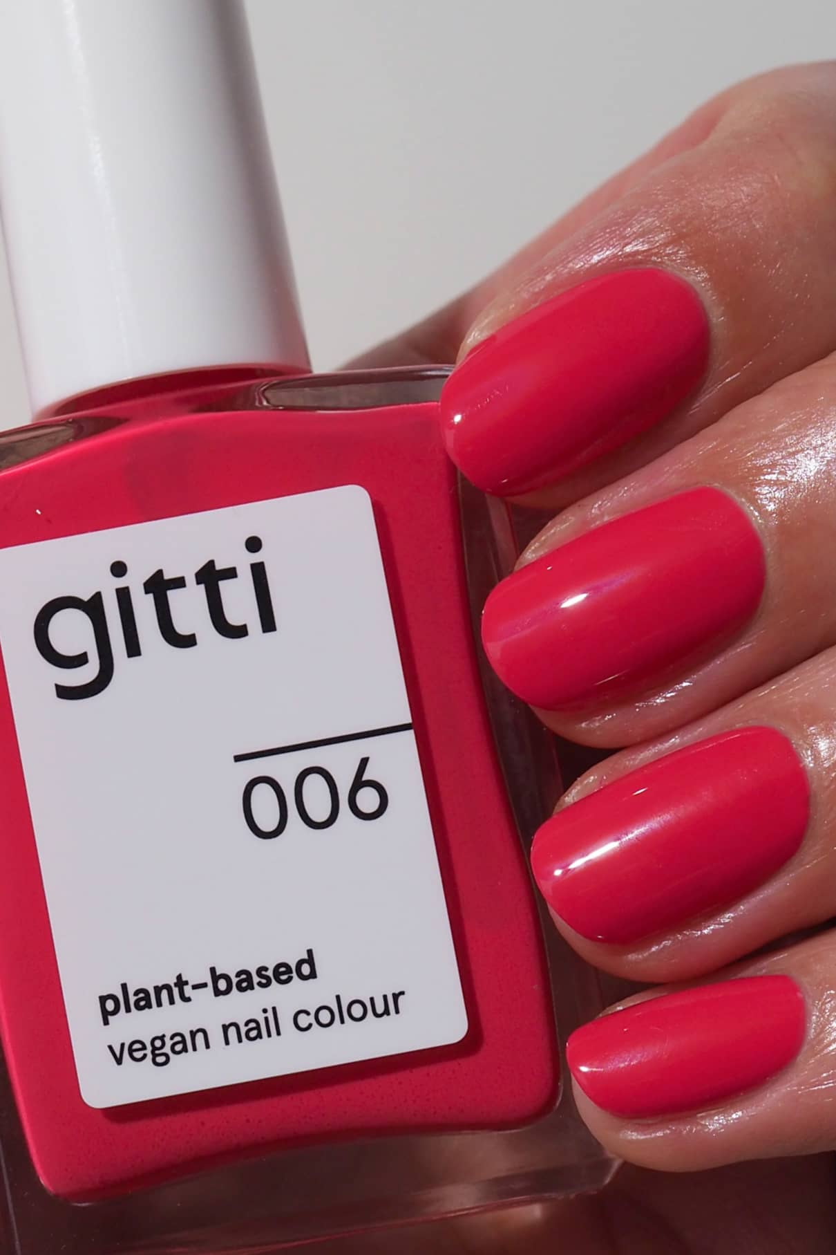 gitti-no-006-plant-based-nagellack-kr-ftiges-rot-mit-pinkem-unterton image 2