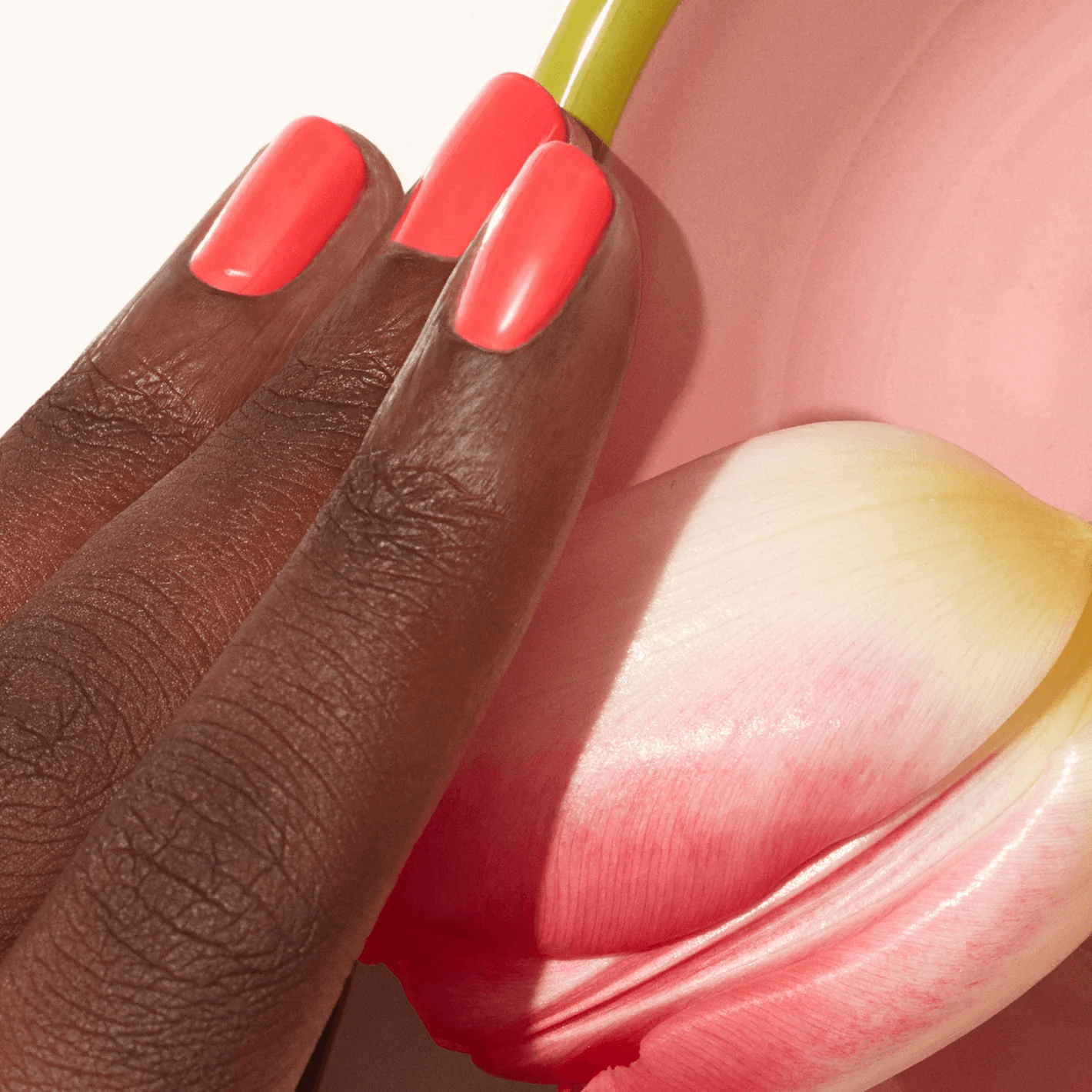 manucurist-green-flash-pulp-semi-permanenter-nagellack-in-korallrosa image 2
