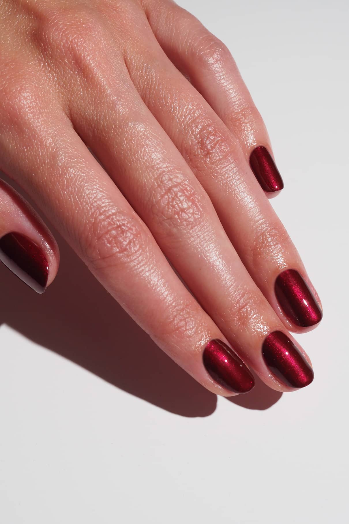 gitti-no-216-pflanzenbasierter-nagellack-tiefes-rot-mit-schimmer image 5