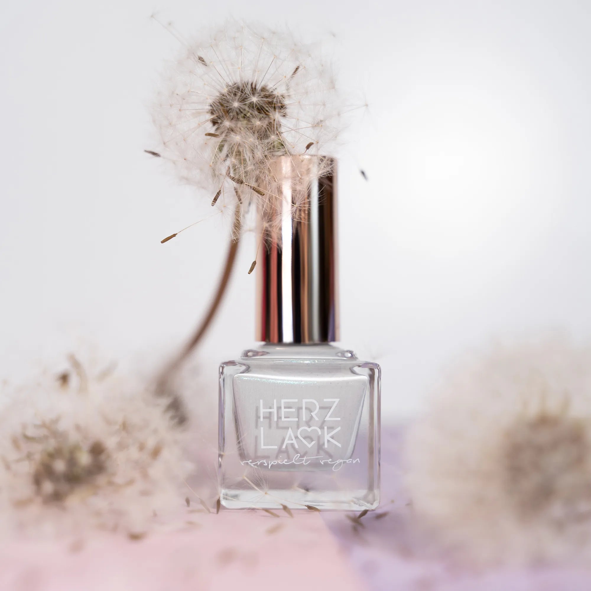 herzlack-pusteblume-veganer-nagellack-warmes-grau-schimmer-11ml image 8