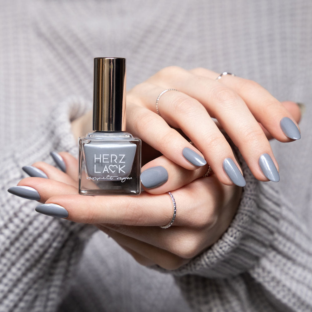herzlack-stockholm-veganer-nagellack-blau-grau-schimmer-11ml image 6