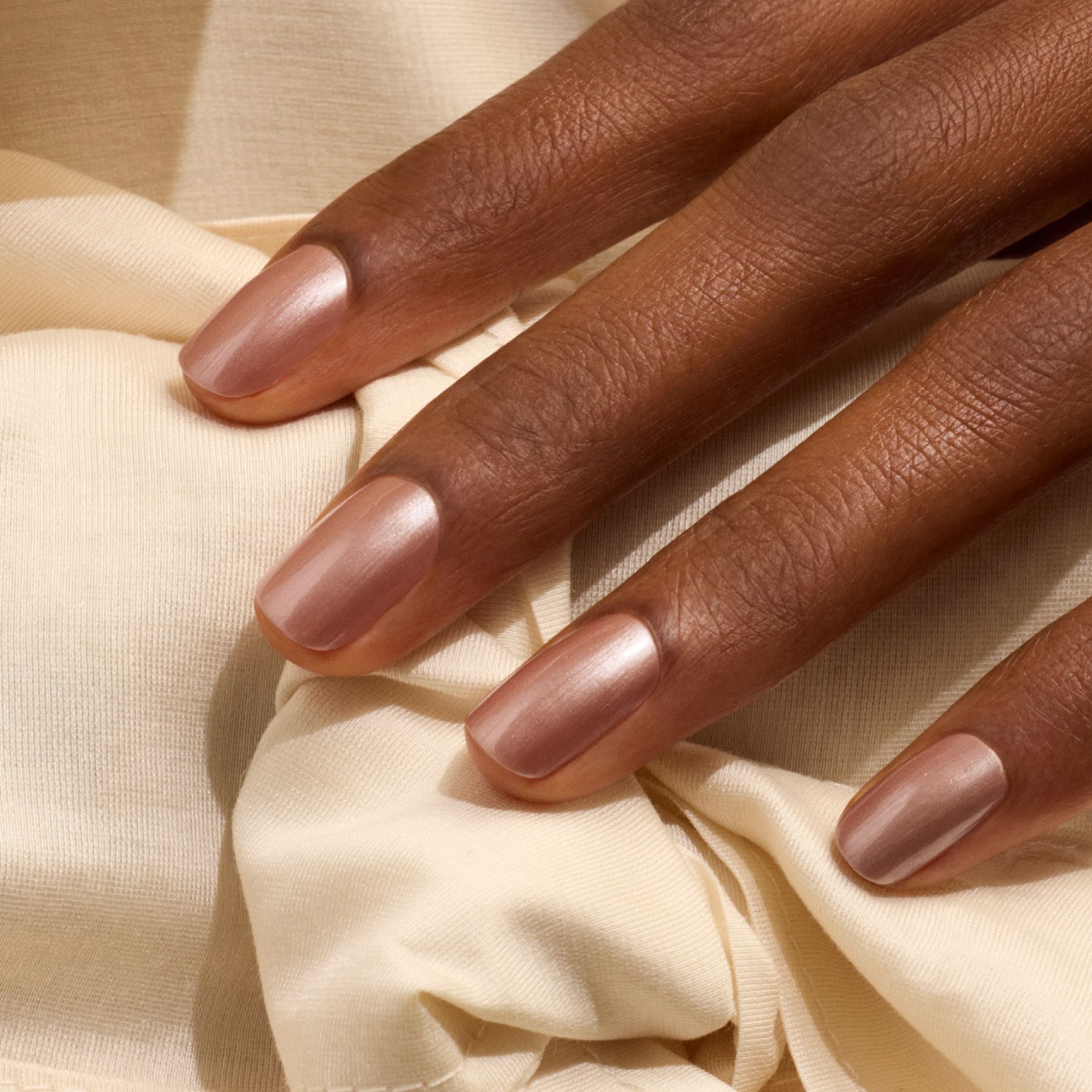 manucurist-green-sandstone-nagellack-helles-perl-braun-latte image 2