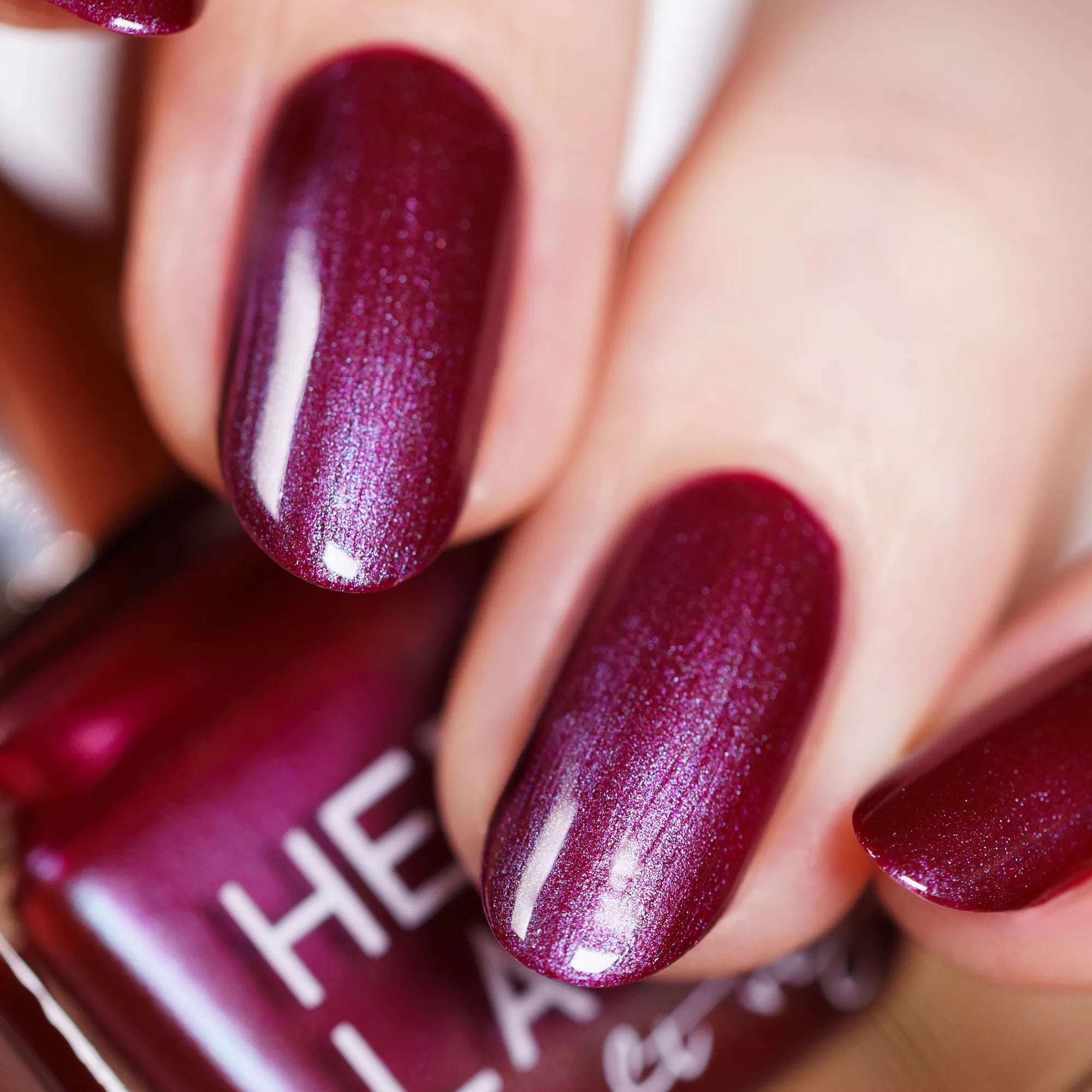 herzlack-zirkuss-veganer-nagellack-bordeaux-rotbraun-mit-blau-schimmer-11-ml image 3