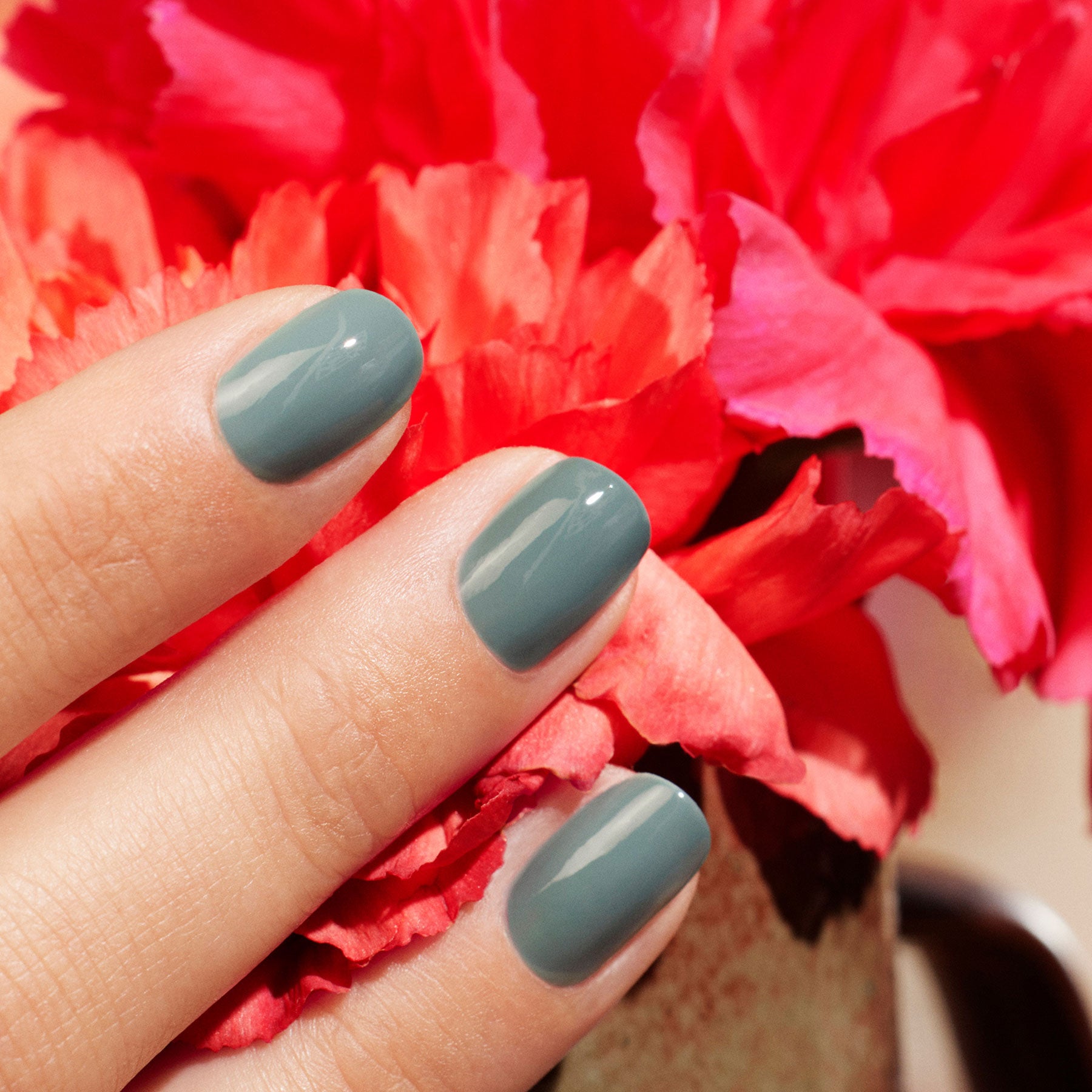 manucurist-green-sauge-veganer-nagellack-salbeigrau image 3