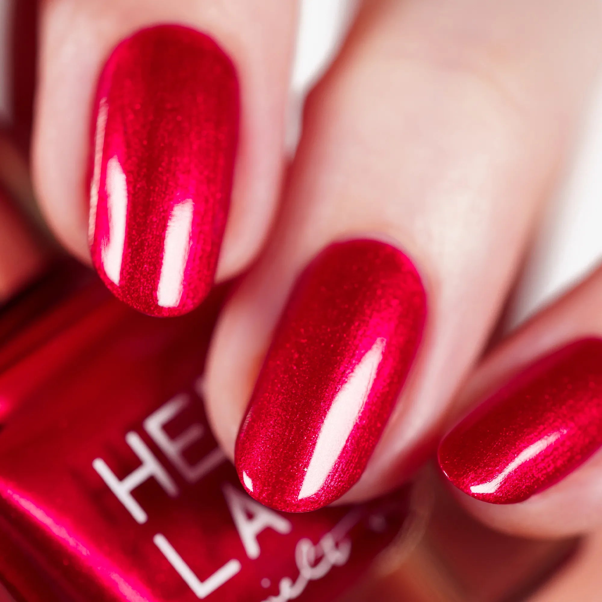 herzlack-fest-der-liebe-veganer-nagellack-rot-schimmer-11-ml image 3