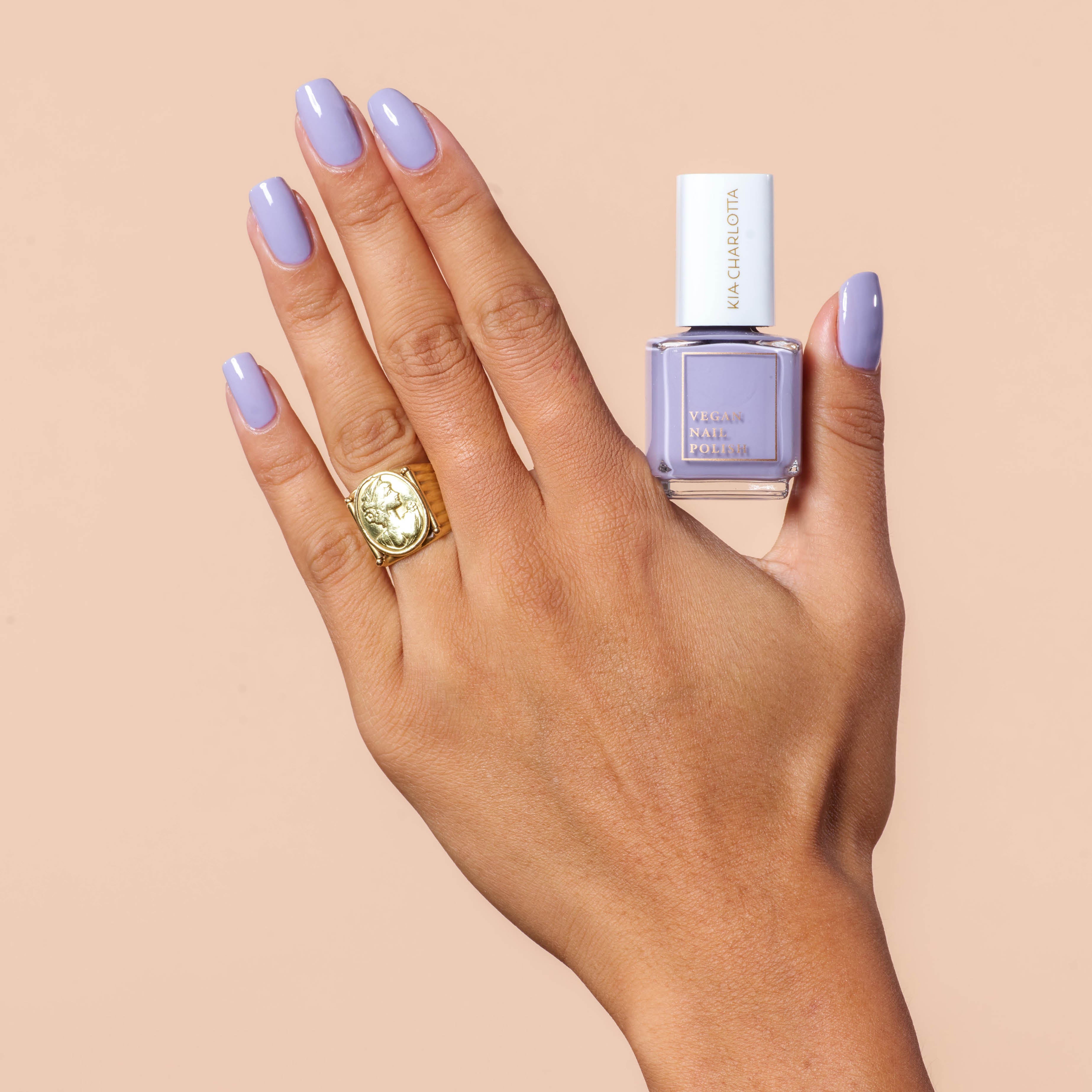kia-charlotta-veganer-nagellack-lavender-pastelllila image 2