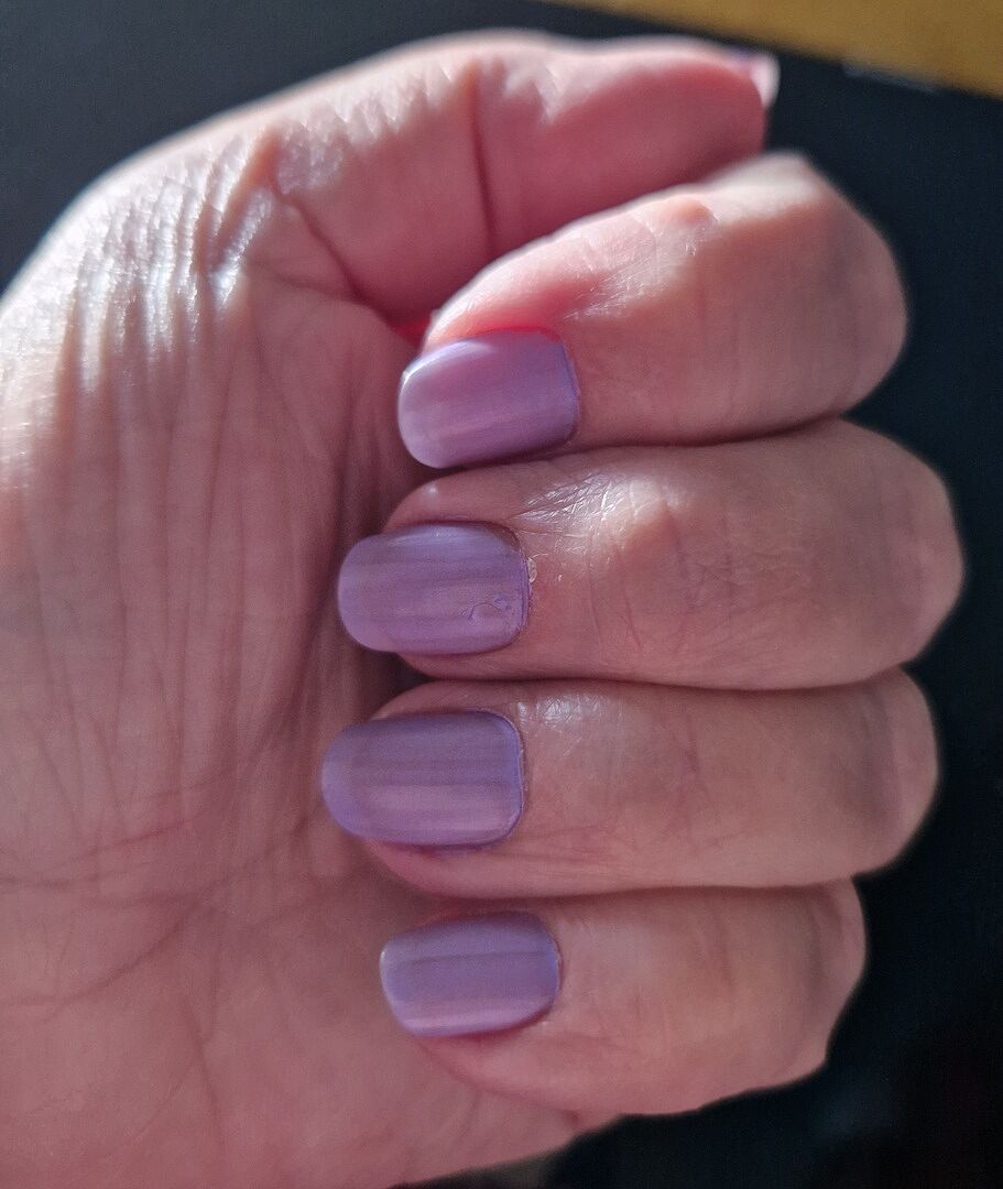 Schöne Farbe für junge Nägel