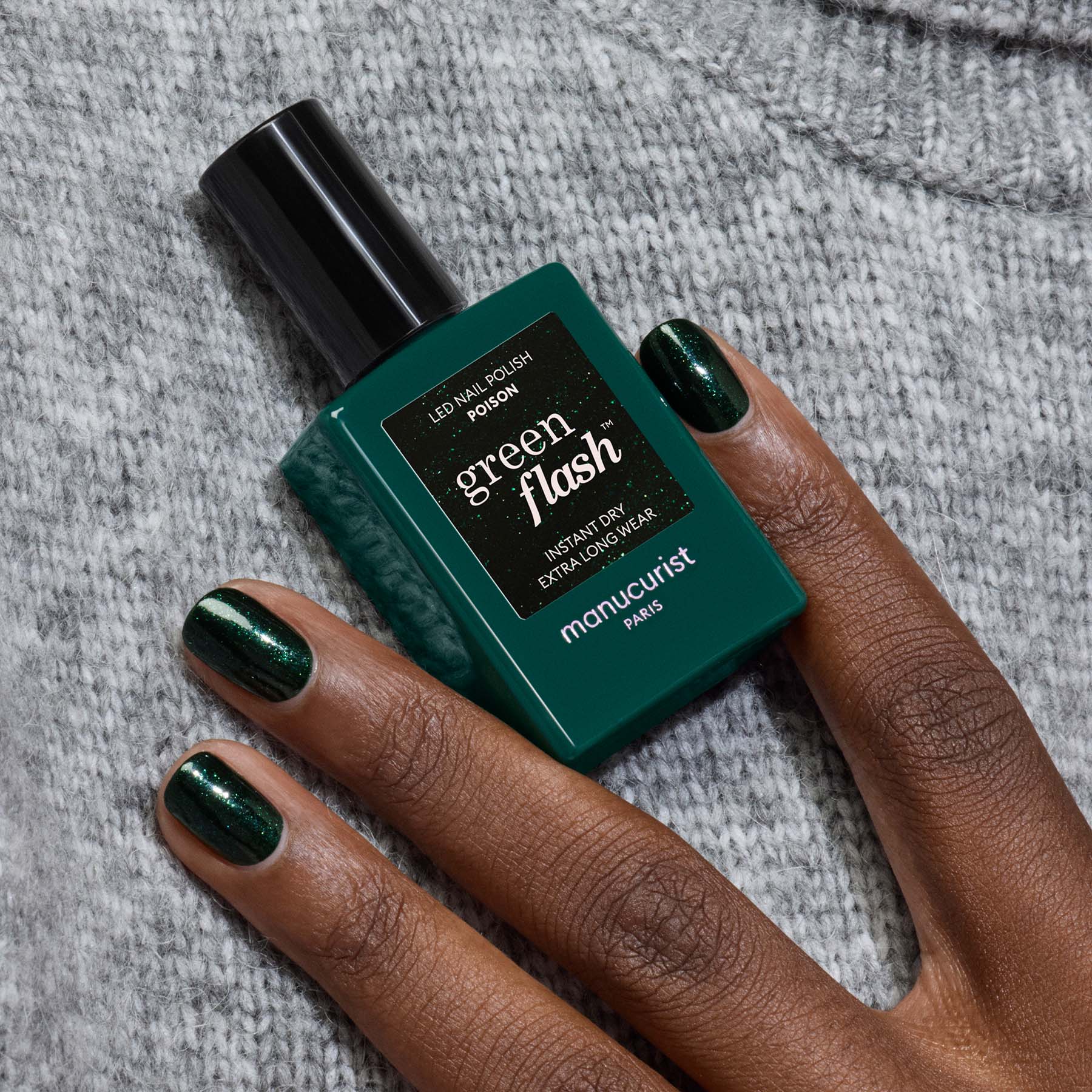 manucurist-green-flash-poison-halbpermanenter-nagellack-tannengr-n-glitter image 4