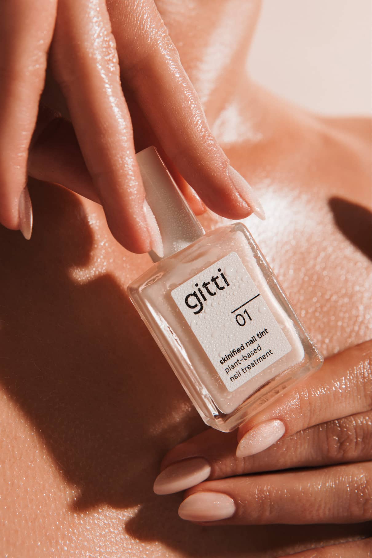 gitti-skinified-nail-tint-no-01-veganer-pflegelack-creme-mit-ros-goldenem-schimm image 8