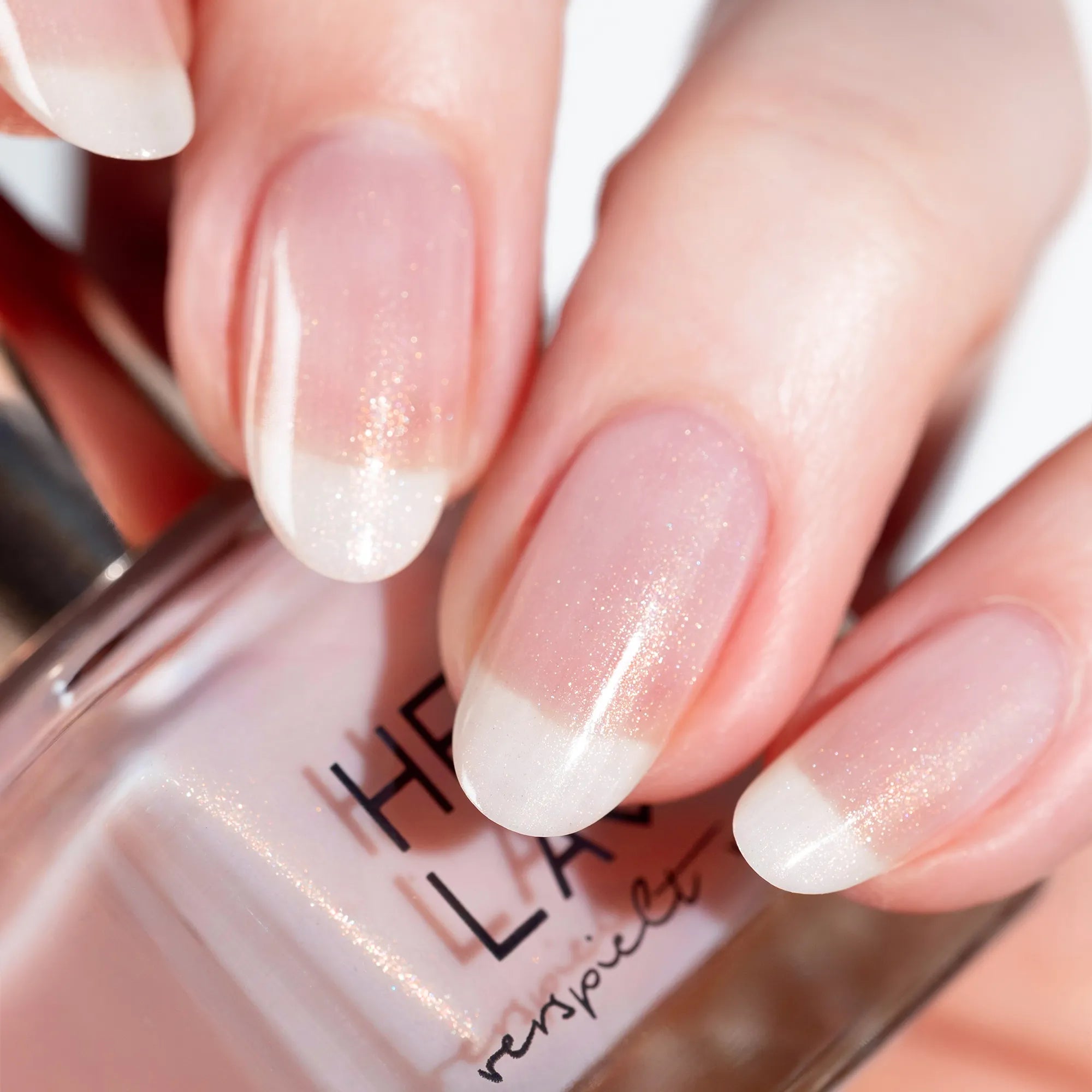 herzlack-golden-nude-veganer-nagellack-sheer-nude-mit-goldschimmer-11-ml image 7