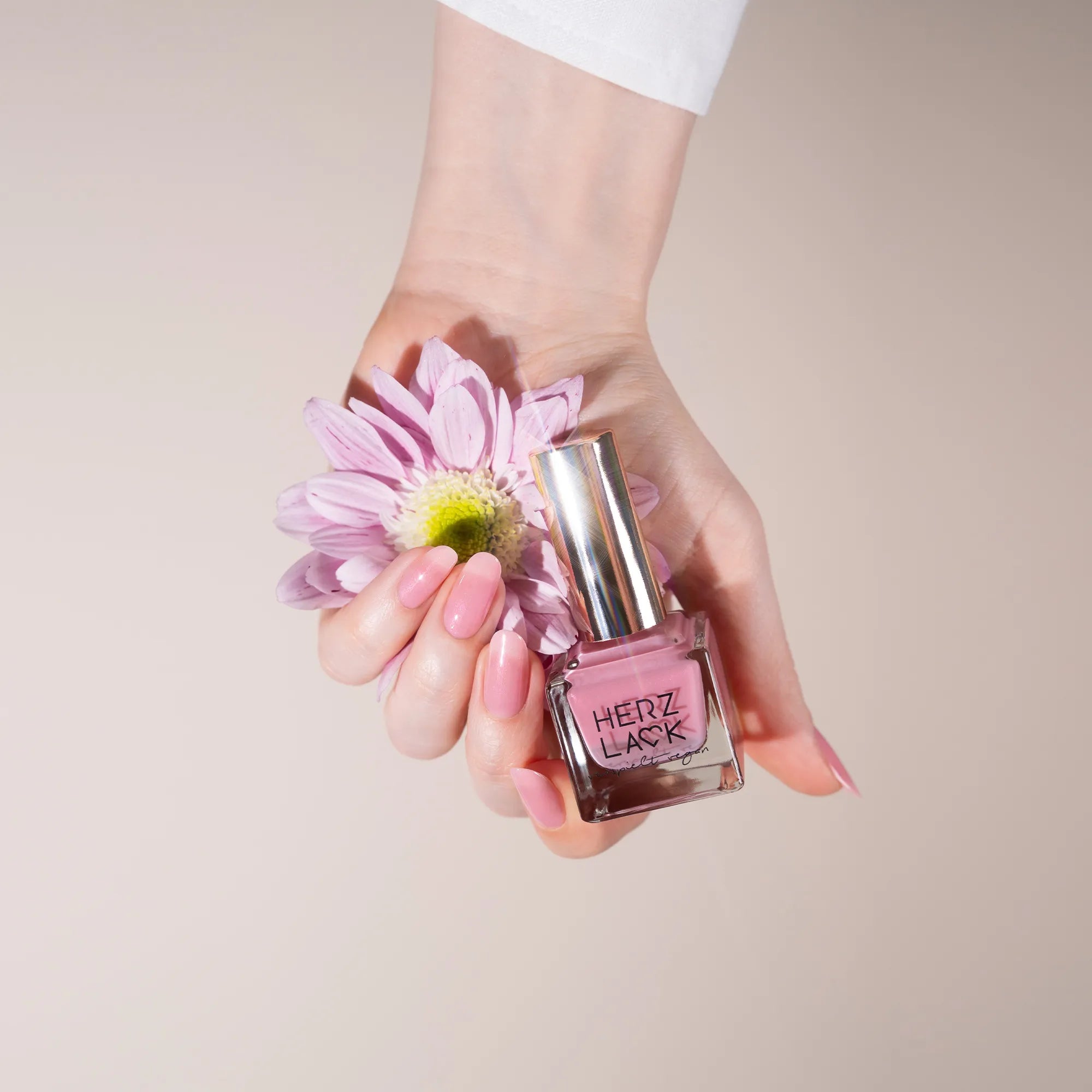 herzlack-rosy-blush-veganer-nagellack-sheeres-ros-mit-schimmer-aus-milky-glow image 4