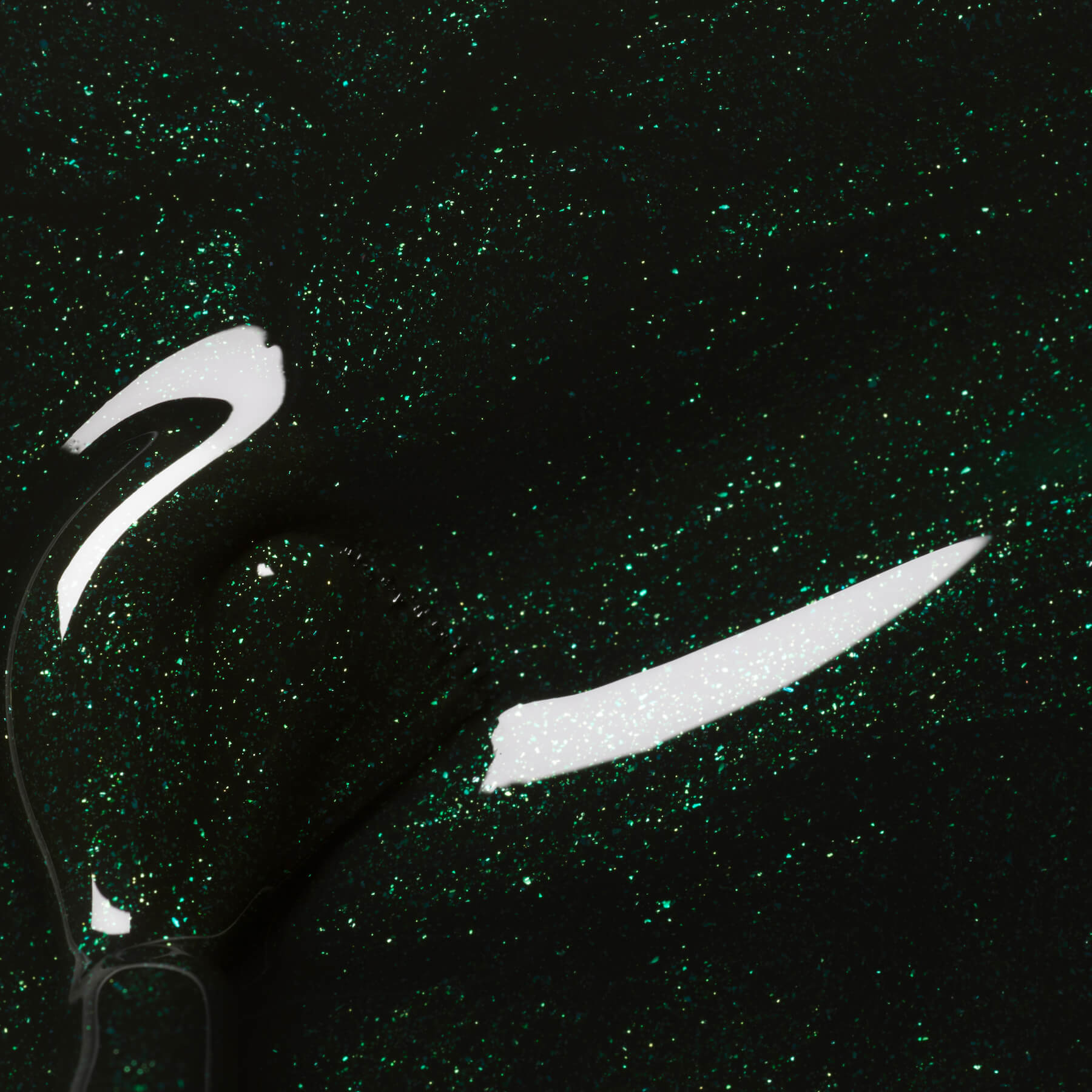 manucurist-green-flash-poison-halbpermanenter-nagellack-tannengr-n-glitter image 5