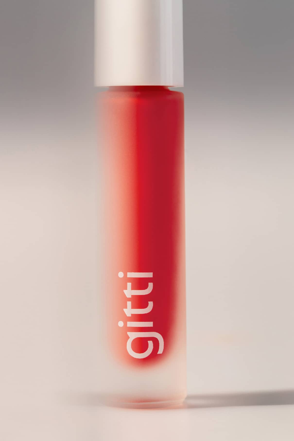 gitti-lip-glaze-no-02-lippen-l-gloss-hybrid-leuchtendes-rot image 4