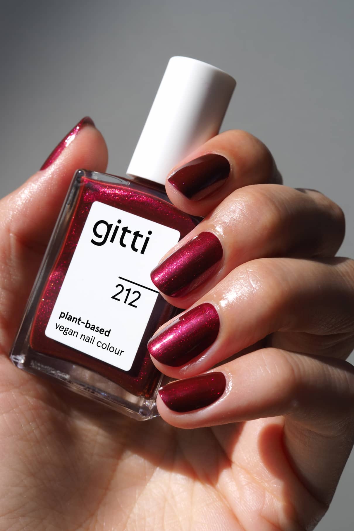 gitti-no-212-plant-based-nagellack-beeriges-rot-metallic image 6
