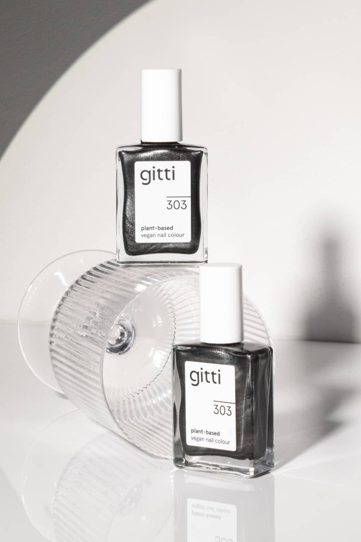 gitti-no-303-plant-based-nagellack-schwarz-mit-metallic-finish image 8