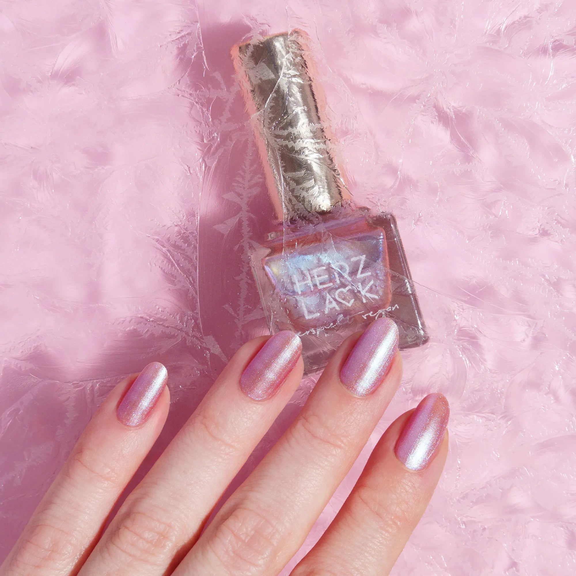 herzlack-eisprinzessin-rosa-nagellack-mit-blauem-duochrome-schimmer-11-ml image 6