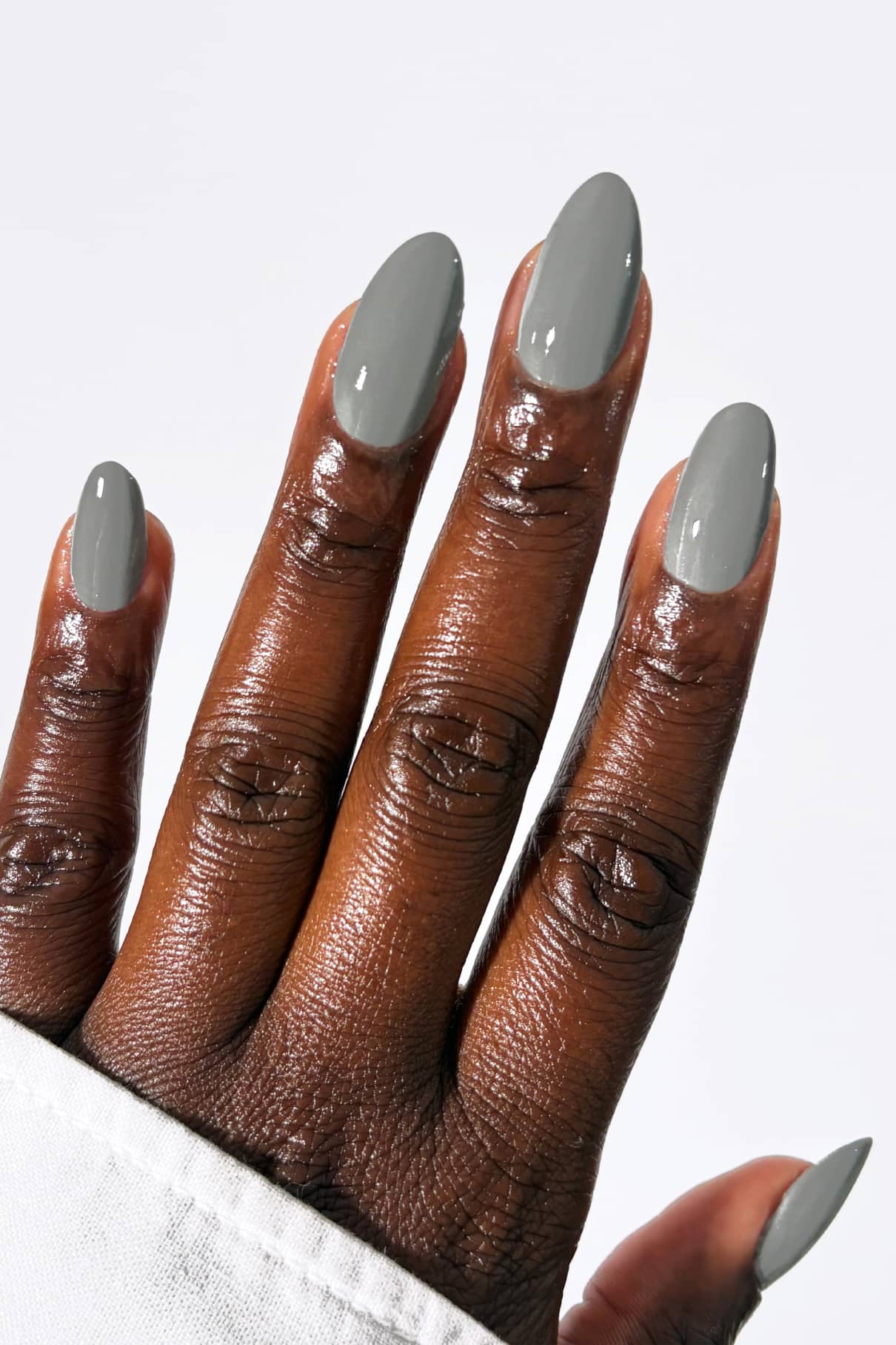 gitti-no-052-plant-based-nail-polish-mittleres-grau-mit-gr-nem-unterton image 3