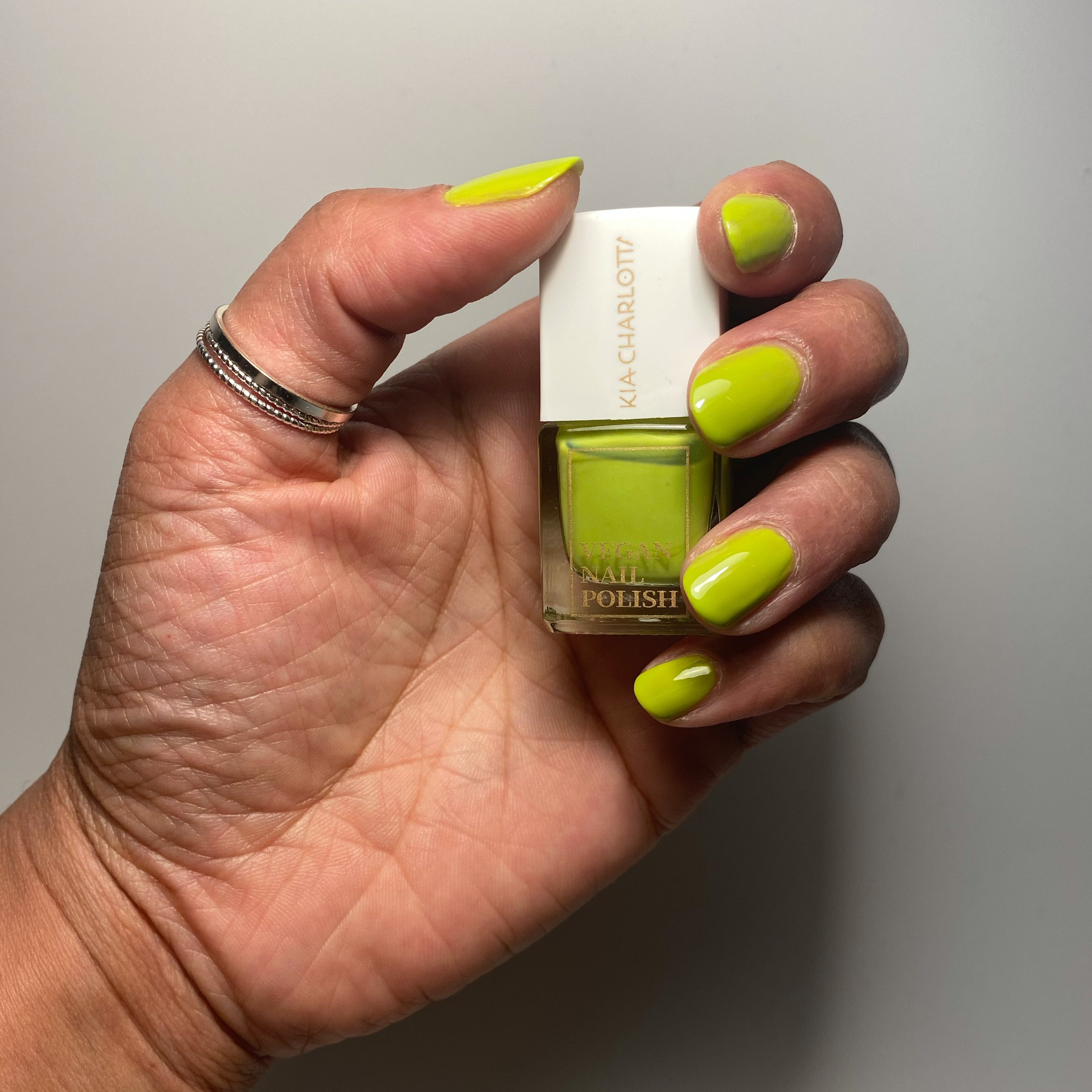 kia-charlotta-sunny-lime-nagellack-gelbgr-n image 2